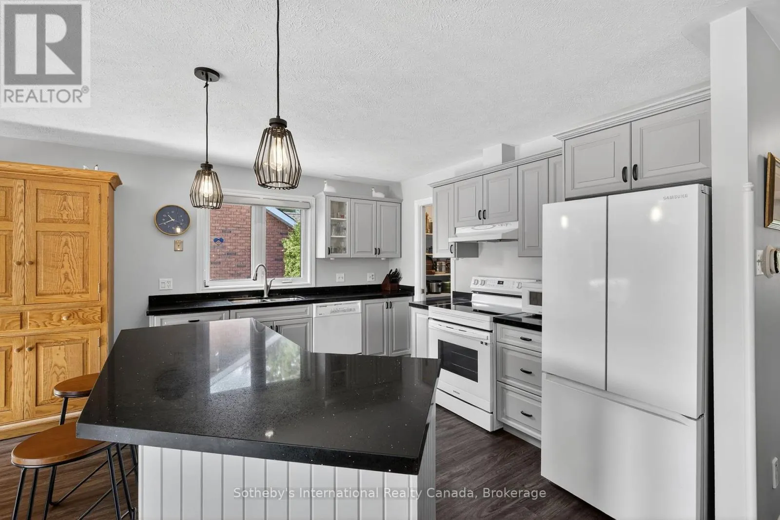 35 ELGIN STREET S