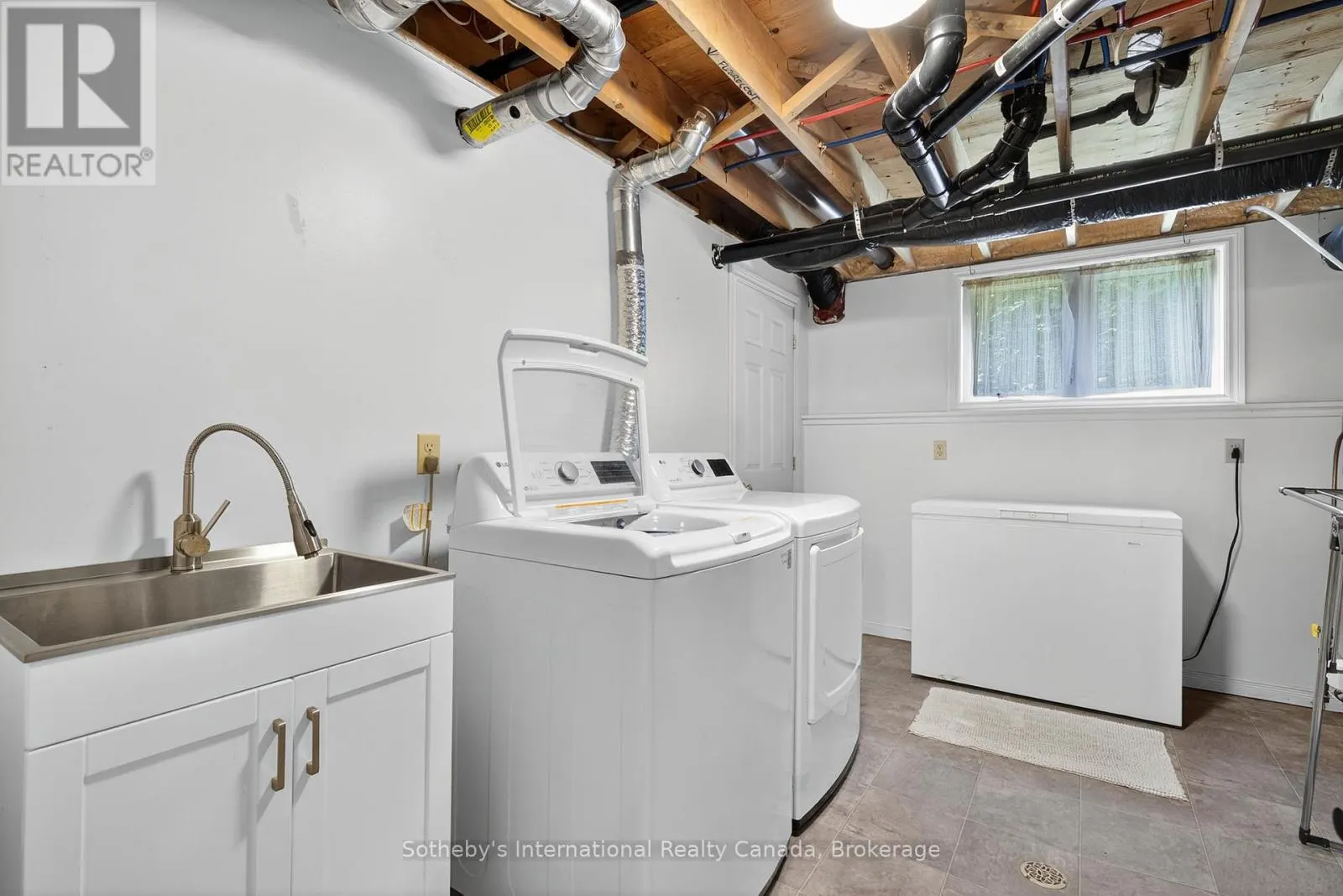 35 ELGIN STREET S