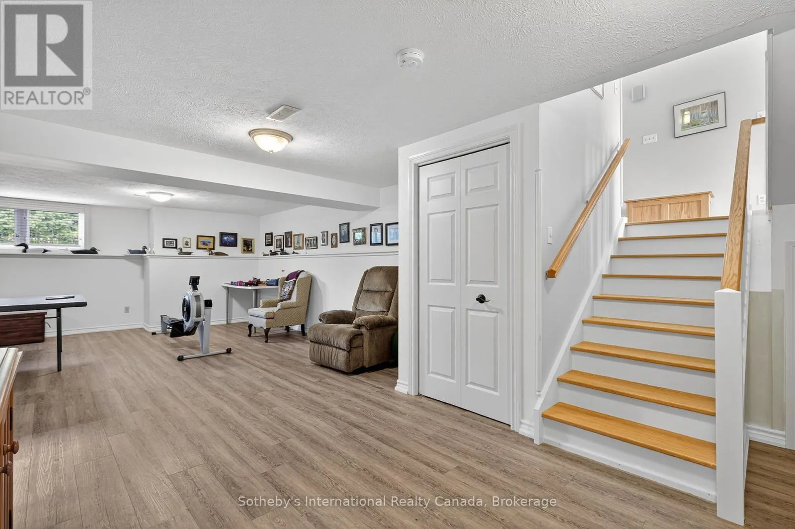 35 ELGIN STREET S