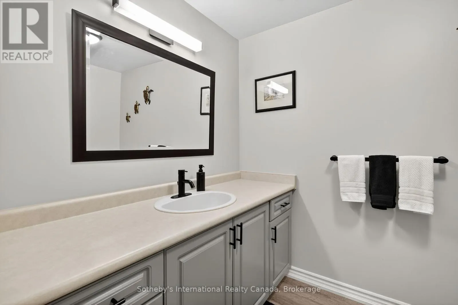 35 ELGIN STREET S