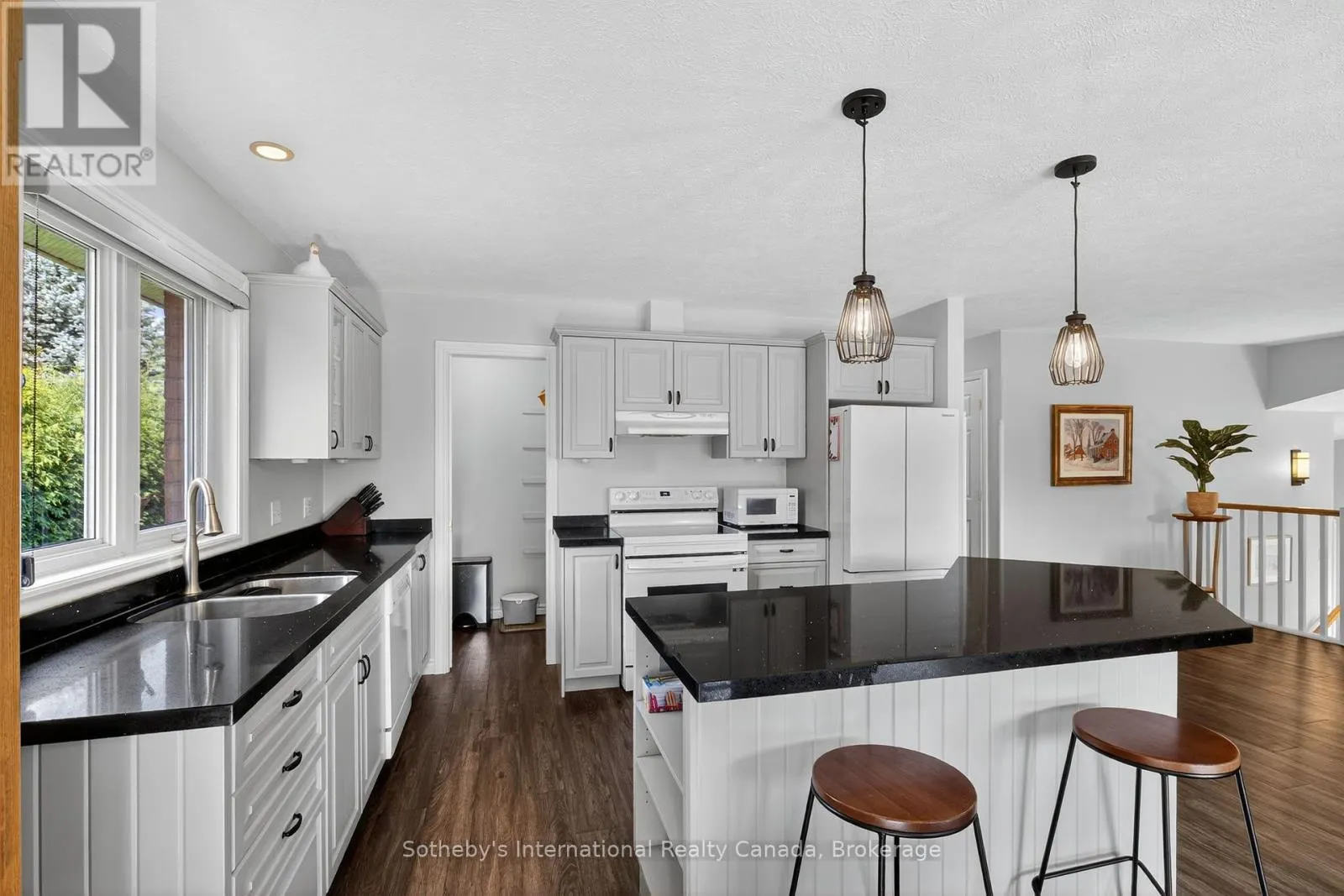 35 ELGIN STREET S
