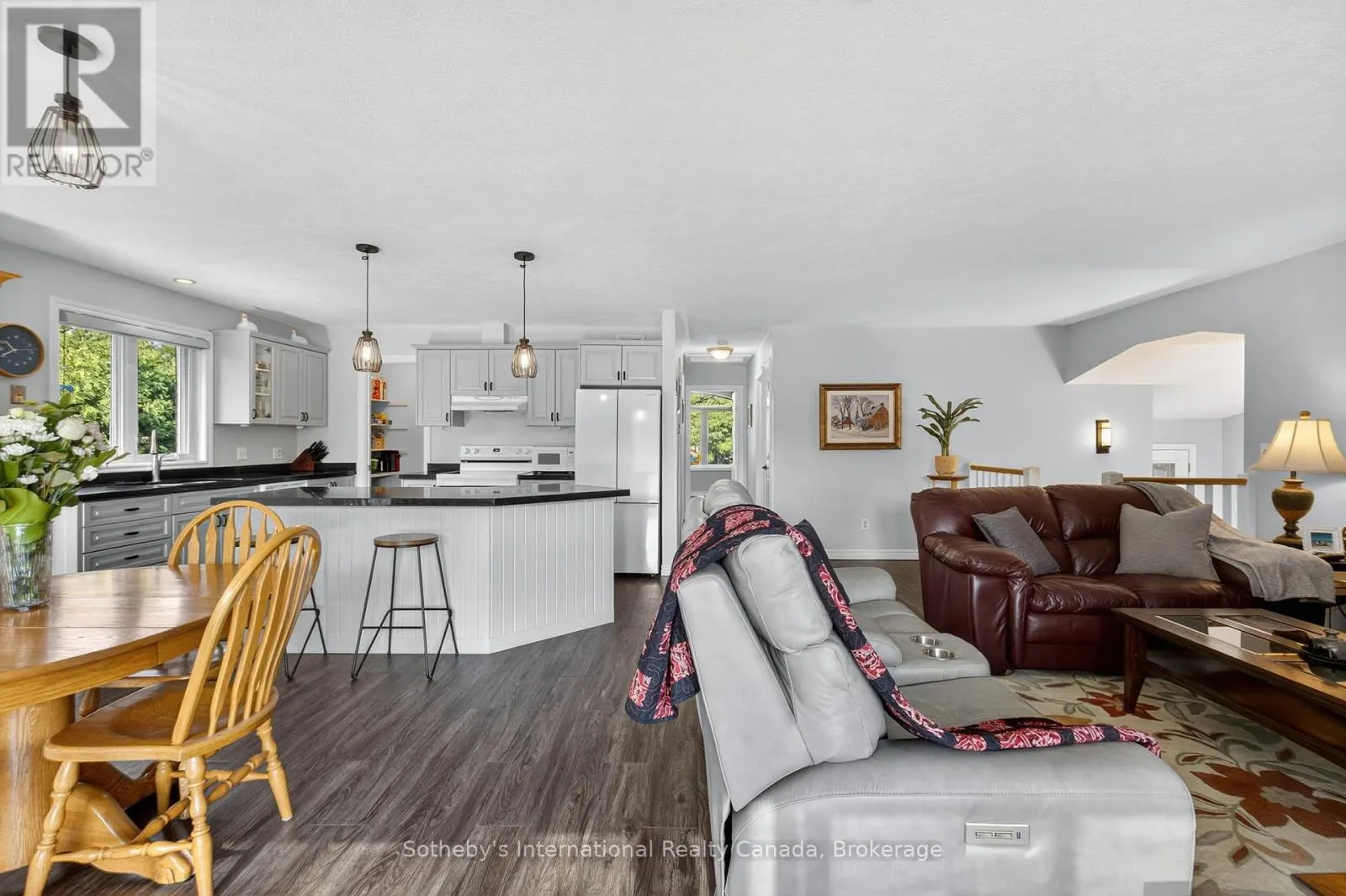 35 ELGIN STREET S