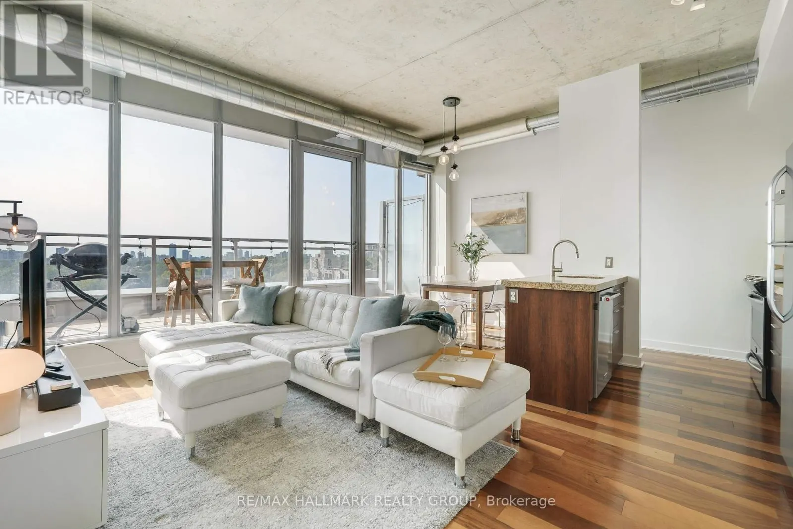 PENTHOUSE 804 - 360 MCLEOD STREET