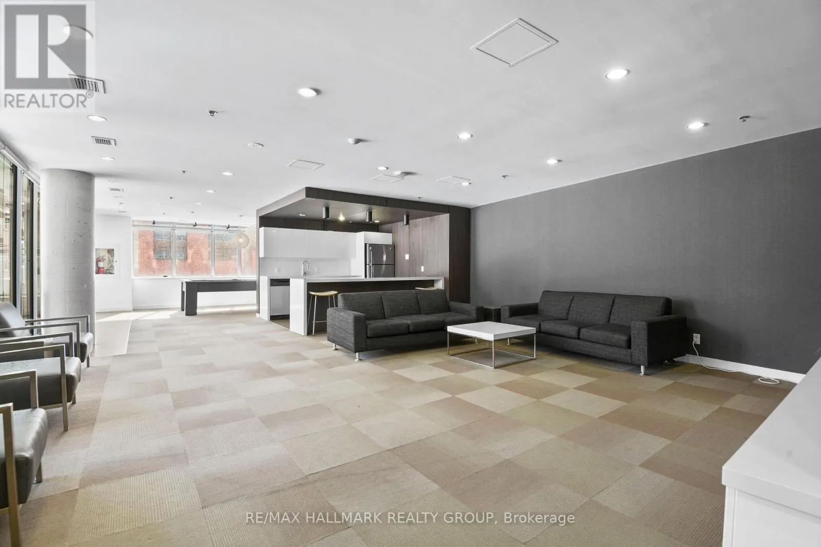 PENTHOUSE 804 - 360 MCLEOD STREET