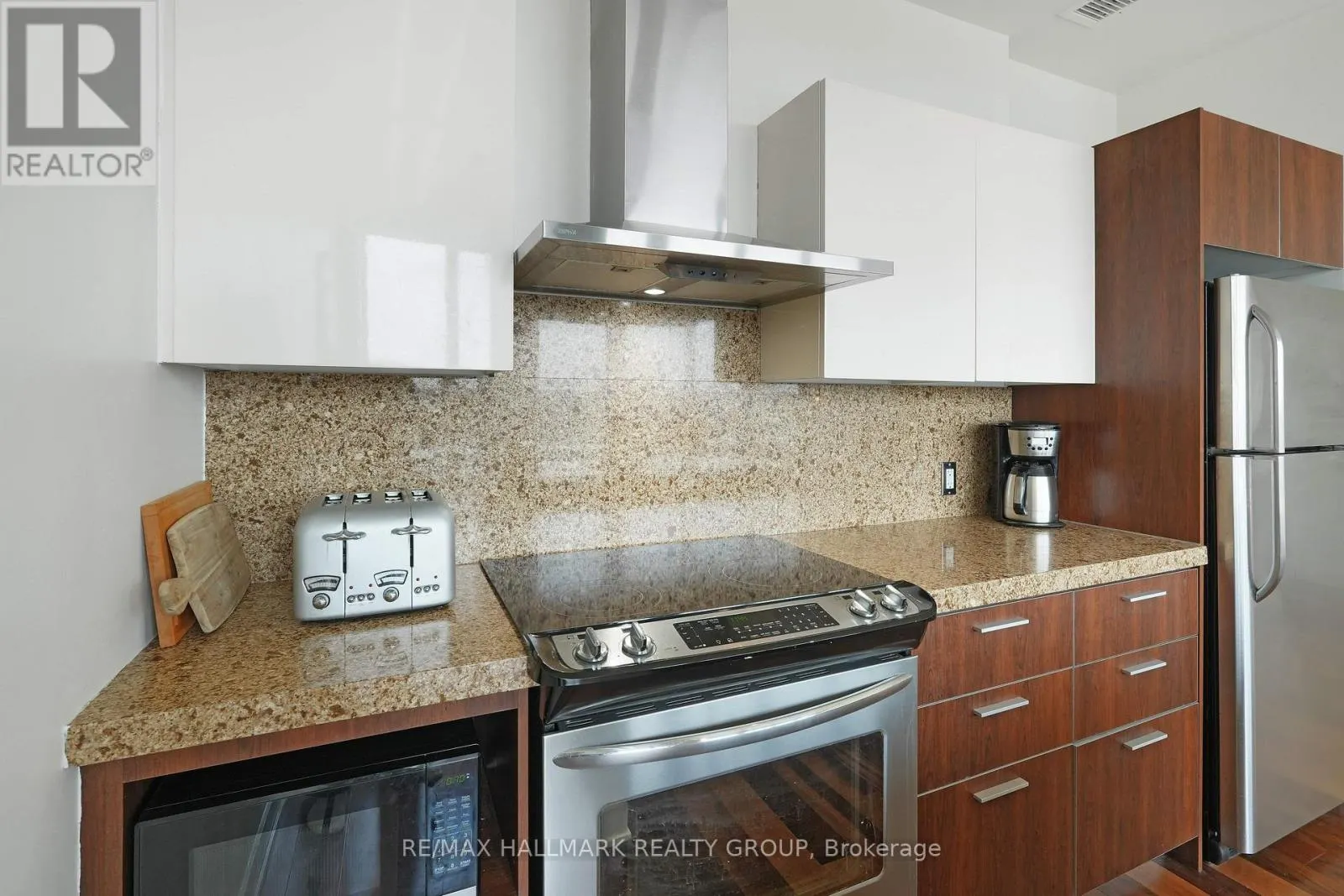 PENTHOUSE 804 - 360 MCLEOD STREET