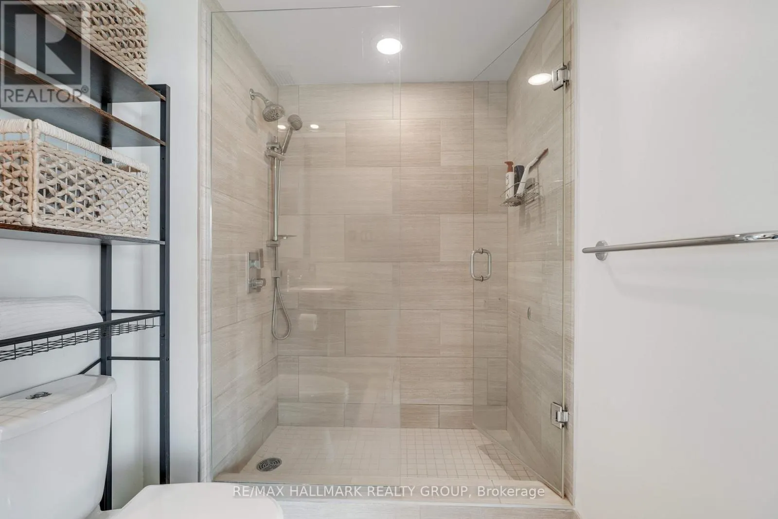 PENTHOUSE 804 - 360 MCLEOD STREET