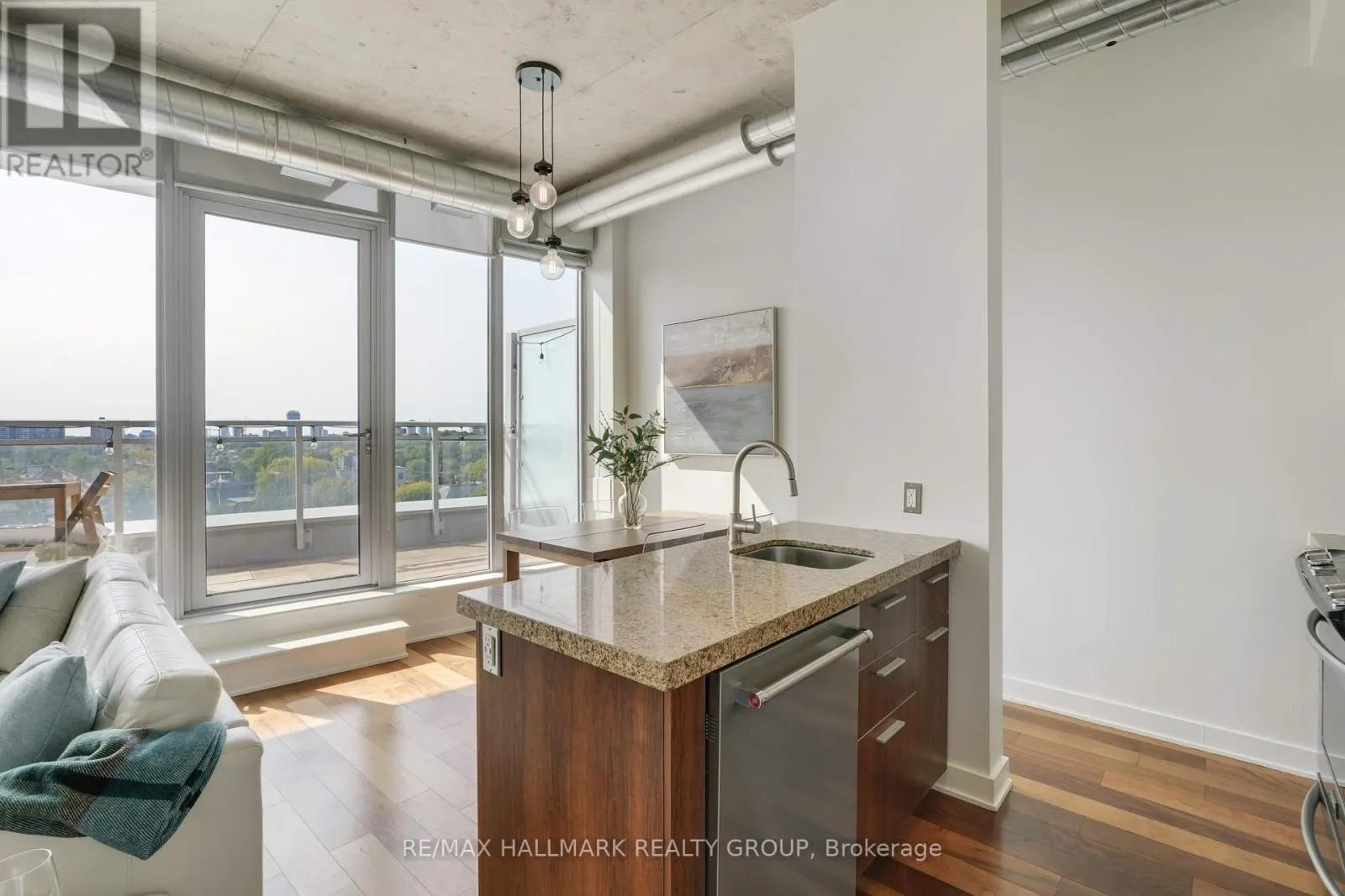 PENTHOUSE 804 - 360 MCLEOD STREET
