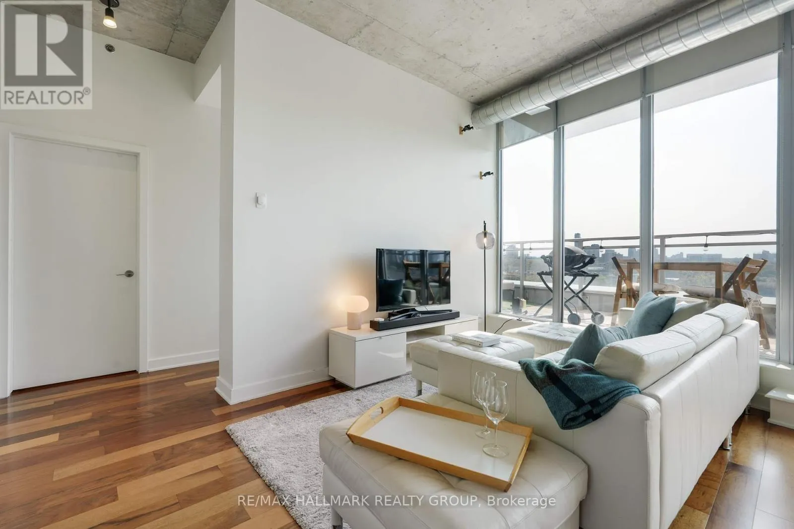 PENTHOUSE 804 - 360 MCLEOD STREET