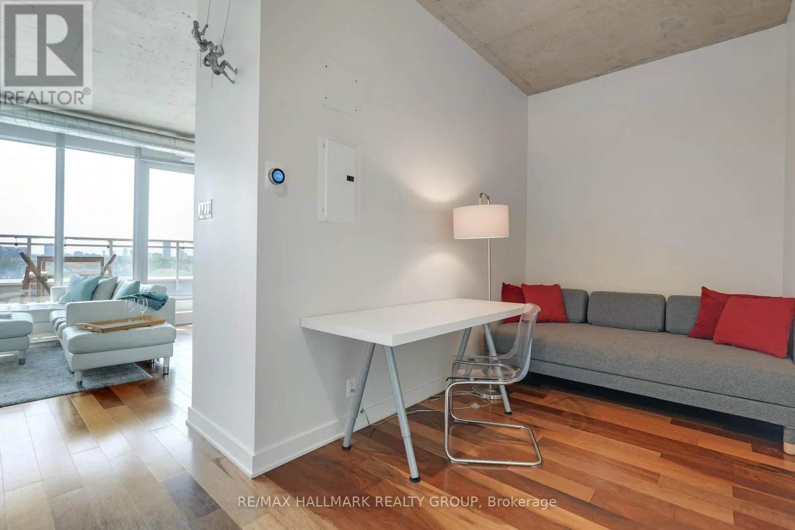PENTHOUSE 804 - 360 MCLEOD STREET