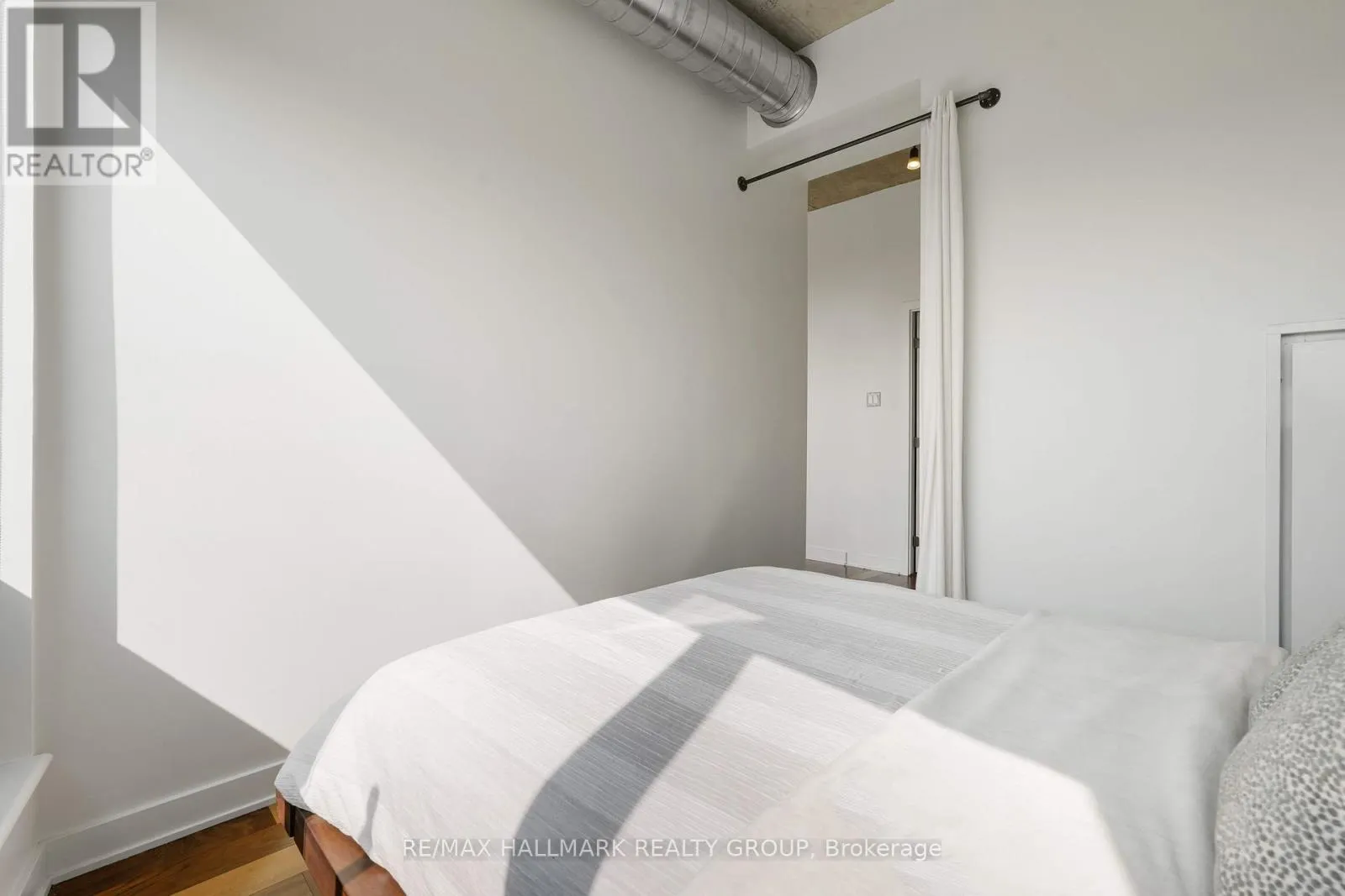 PENTHOUSE 804 - 360 MCLEOD STREET
