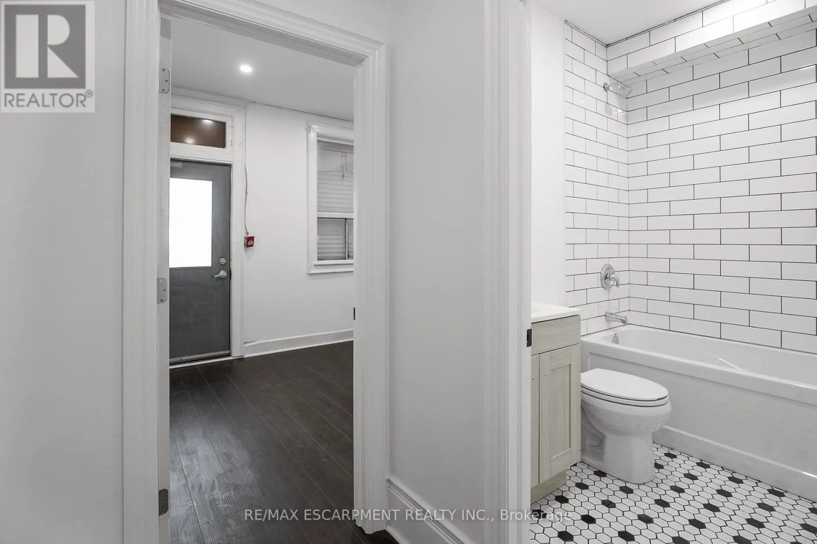 302 - 63 JOHN STREET S