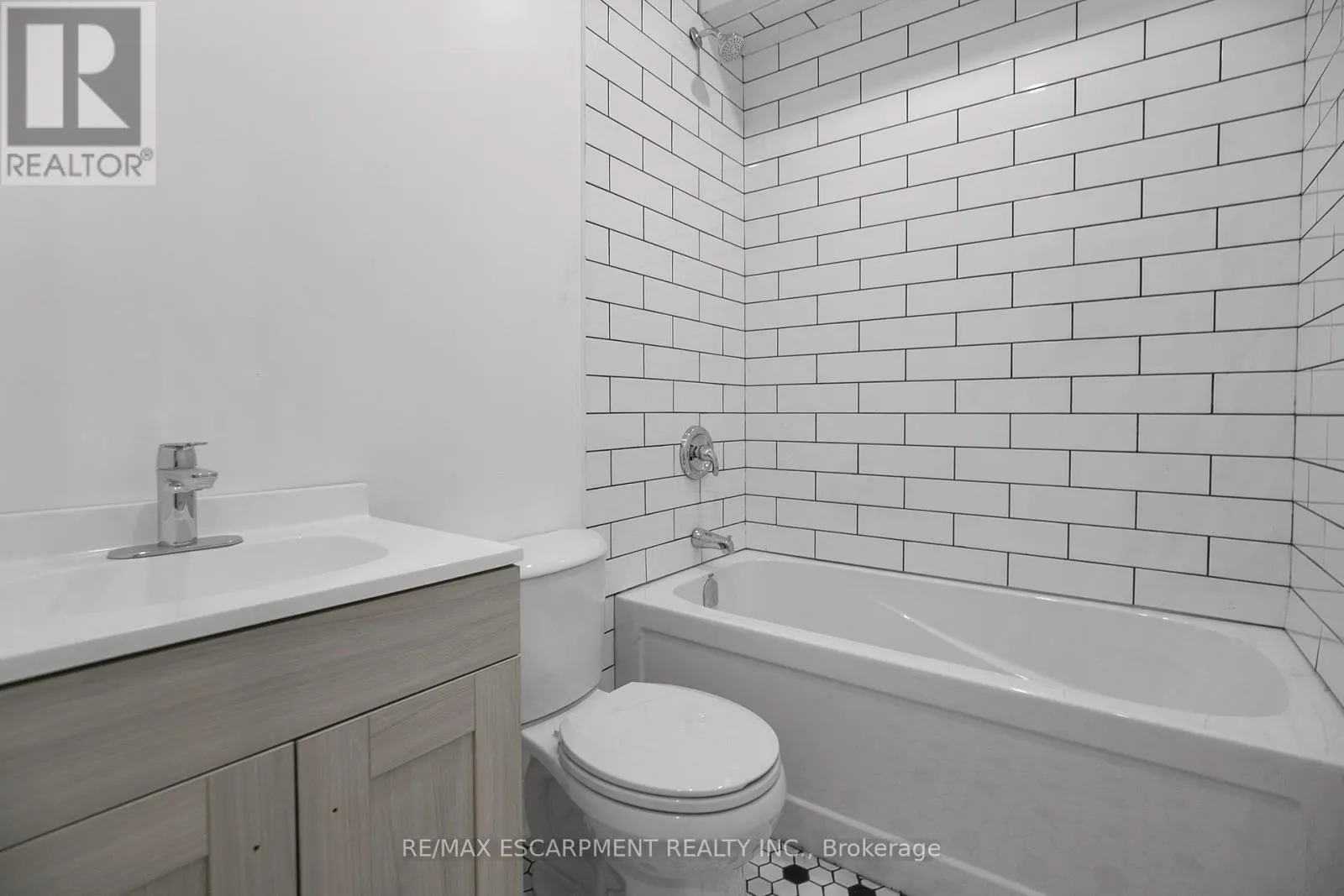 302 - 63 JOHN STREET S
