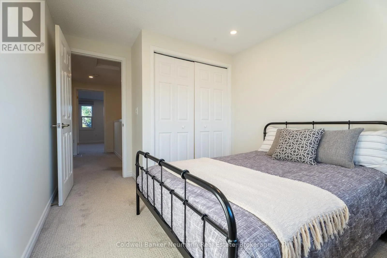 46 DARLING CRESCENT