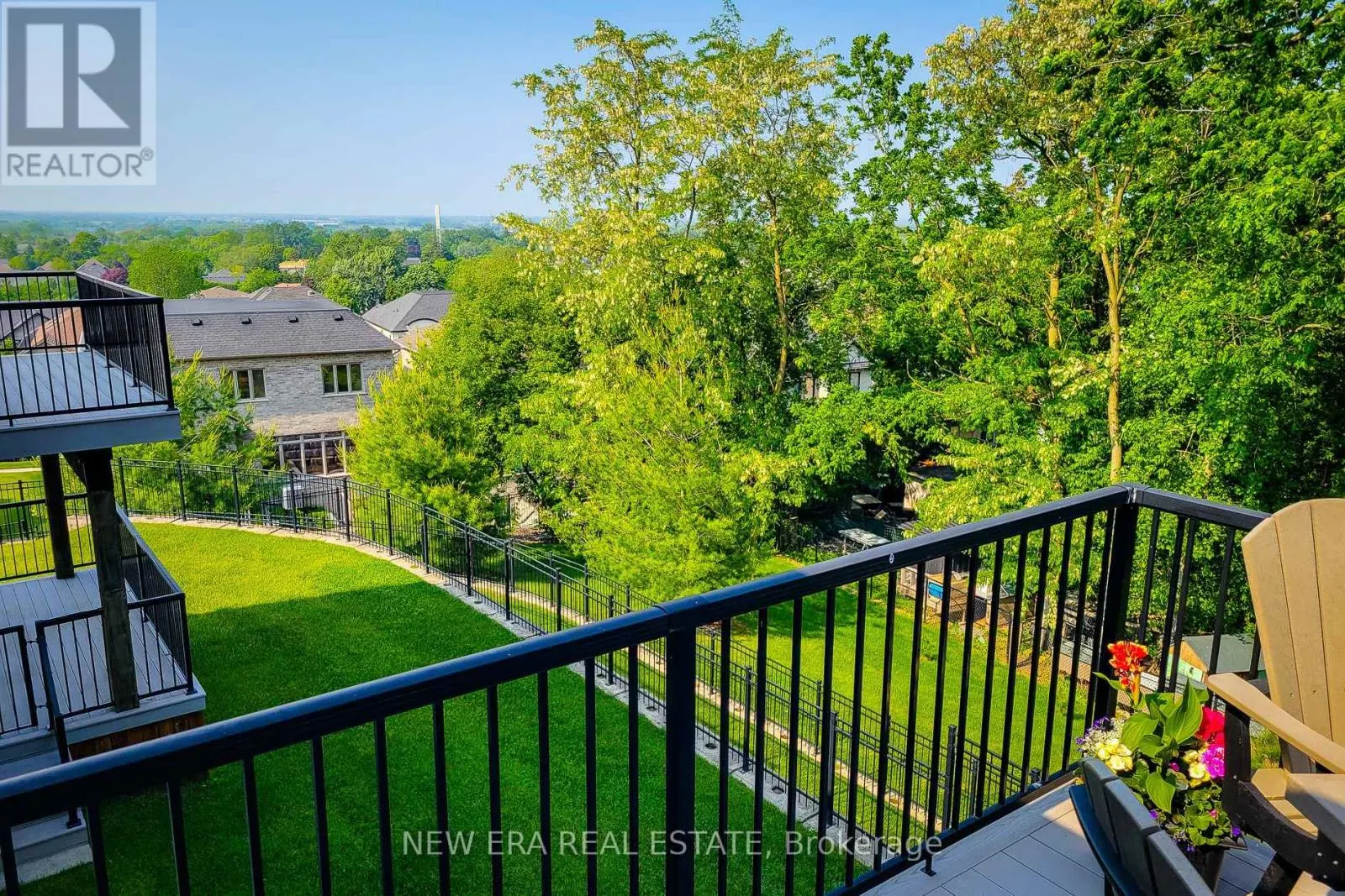 32 RIDGEVIEW CRESCENT