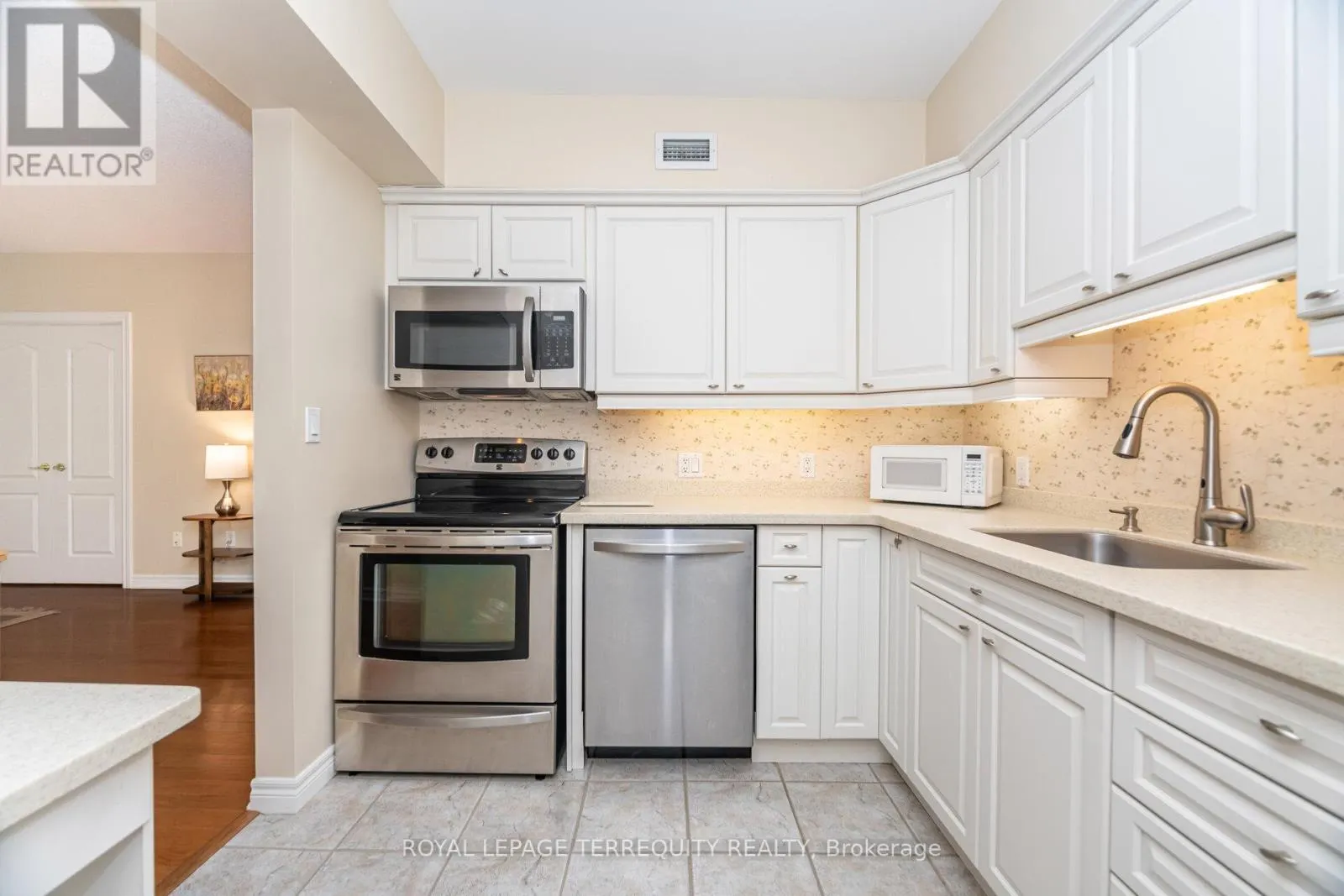 204 - 77 GOVERNORS ROAD