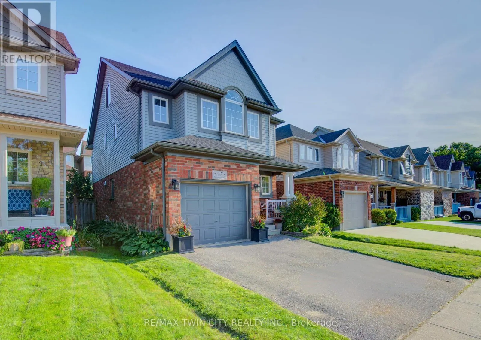 27 OLIVEWOOD WAY