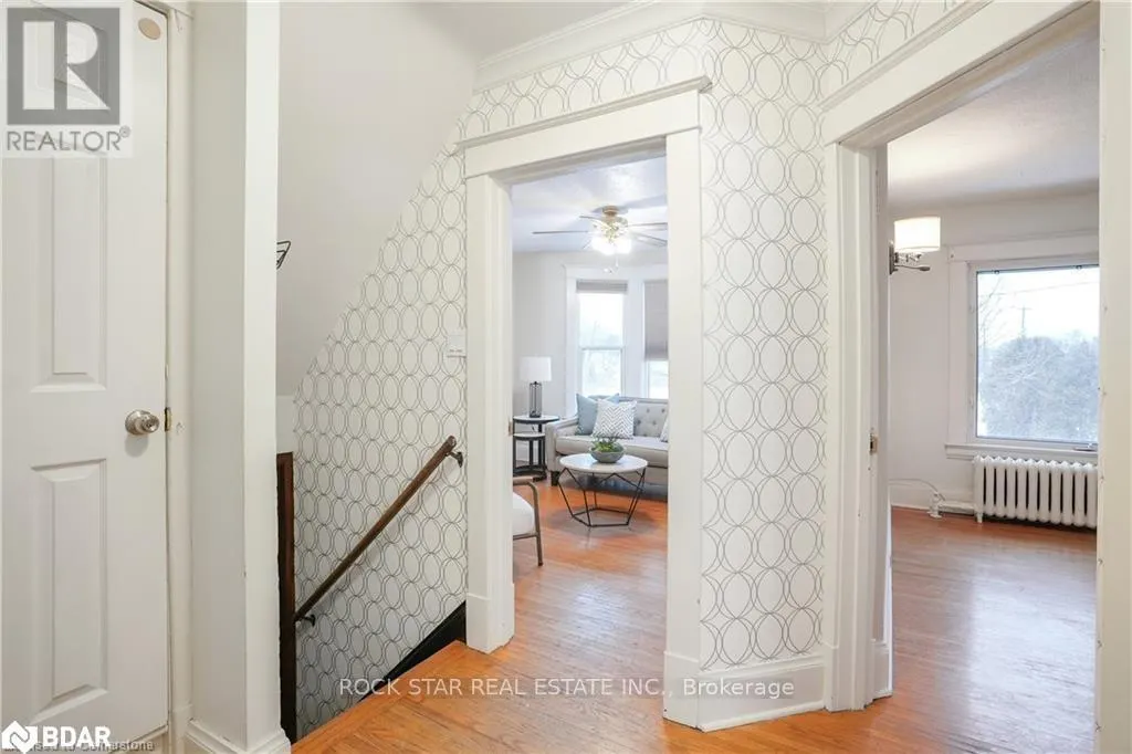 UPPER - 115 BALSAM AVENUE S