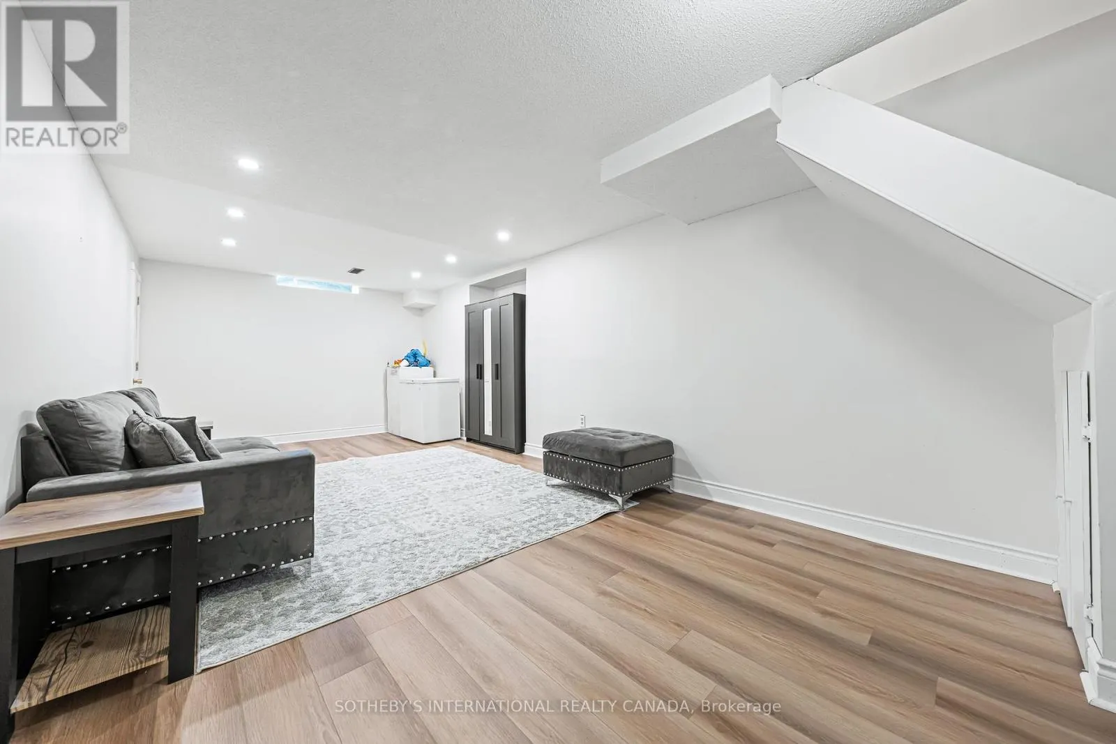 64 GLENBROOK CRESCENT