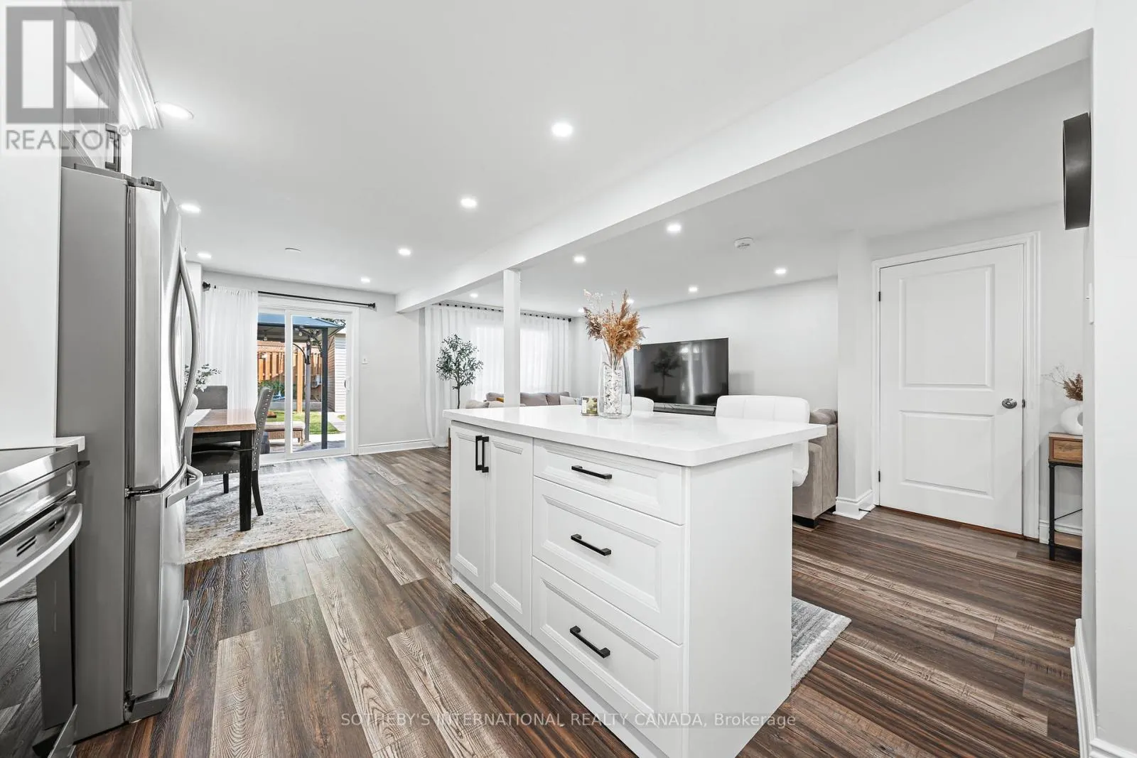 64 GLENBROOK CRESCENT