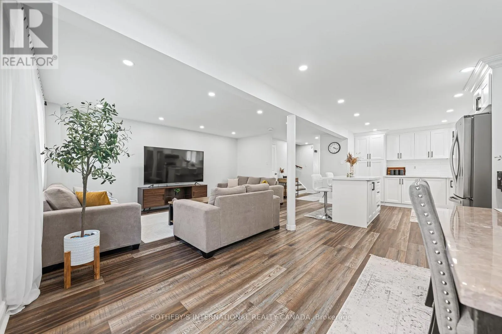 64 GLENBROOK CRESCENT
