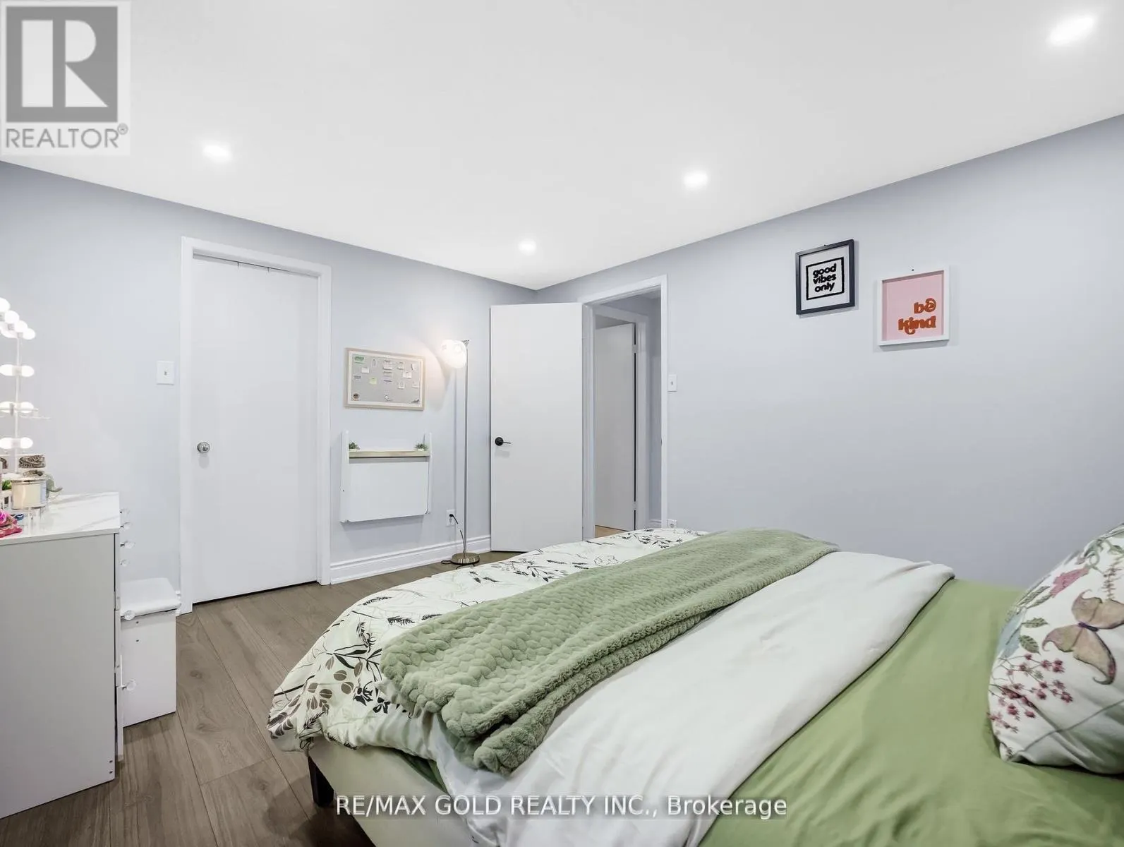6 - 405 KINGSCOURT DRIVE