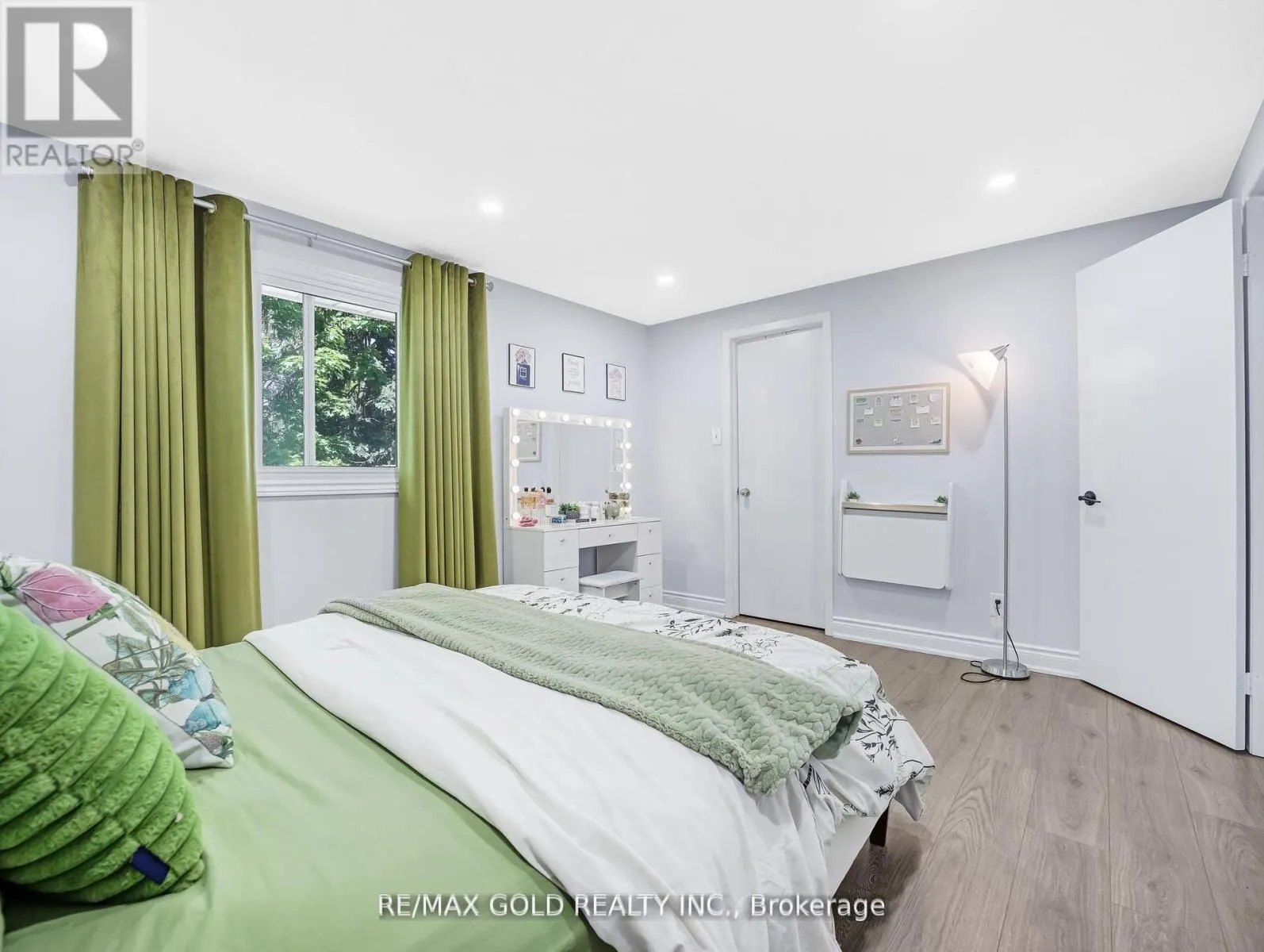 6 - 405 KINGSCOURT DRIVE