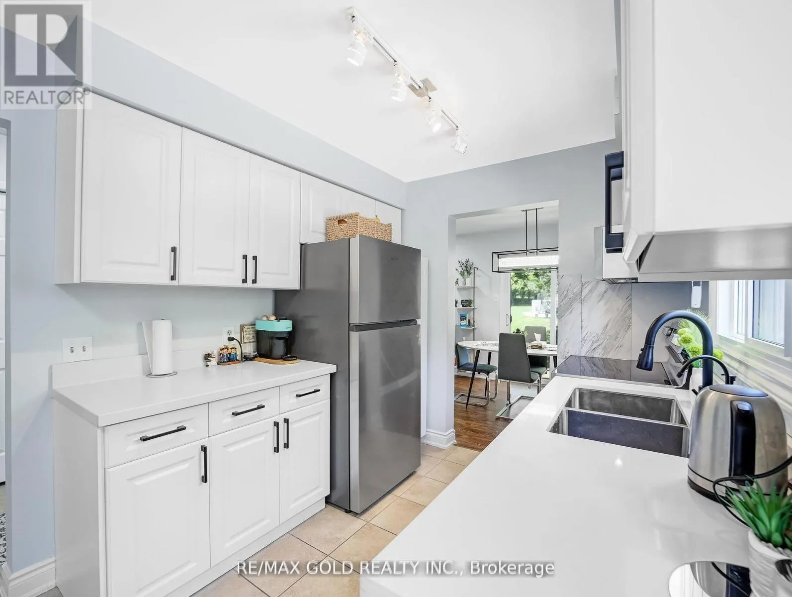 6 - 405 KINGSCOURT DRIVE