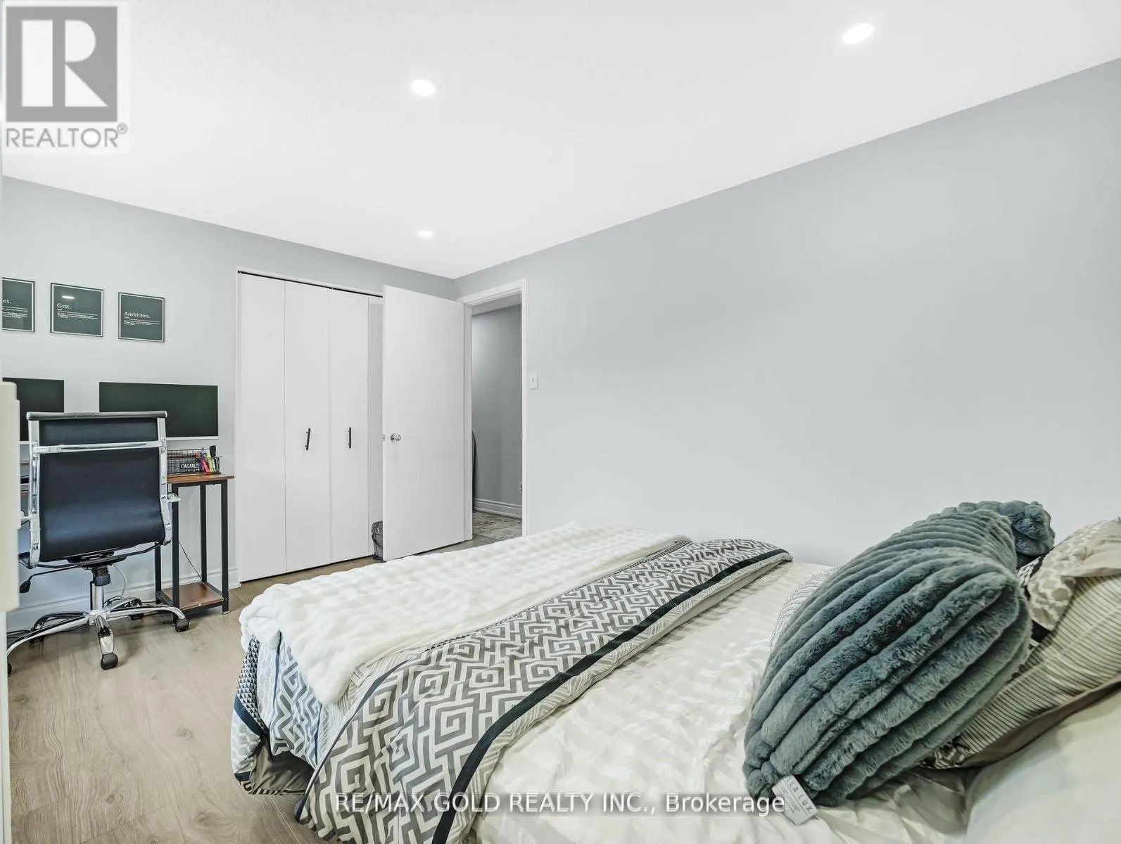 6 - 405 KINGSCOURT DRIVE