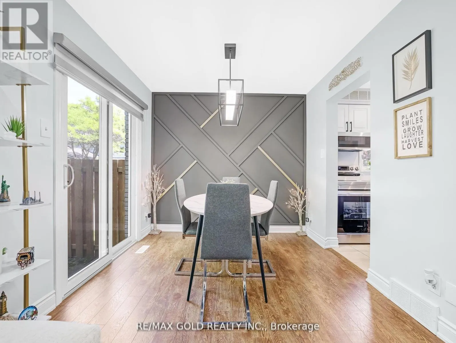 6 - 405 KINGSCOURT DRIVE