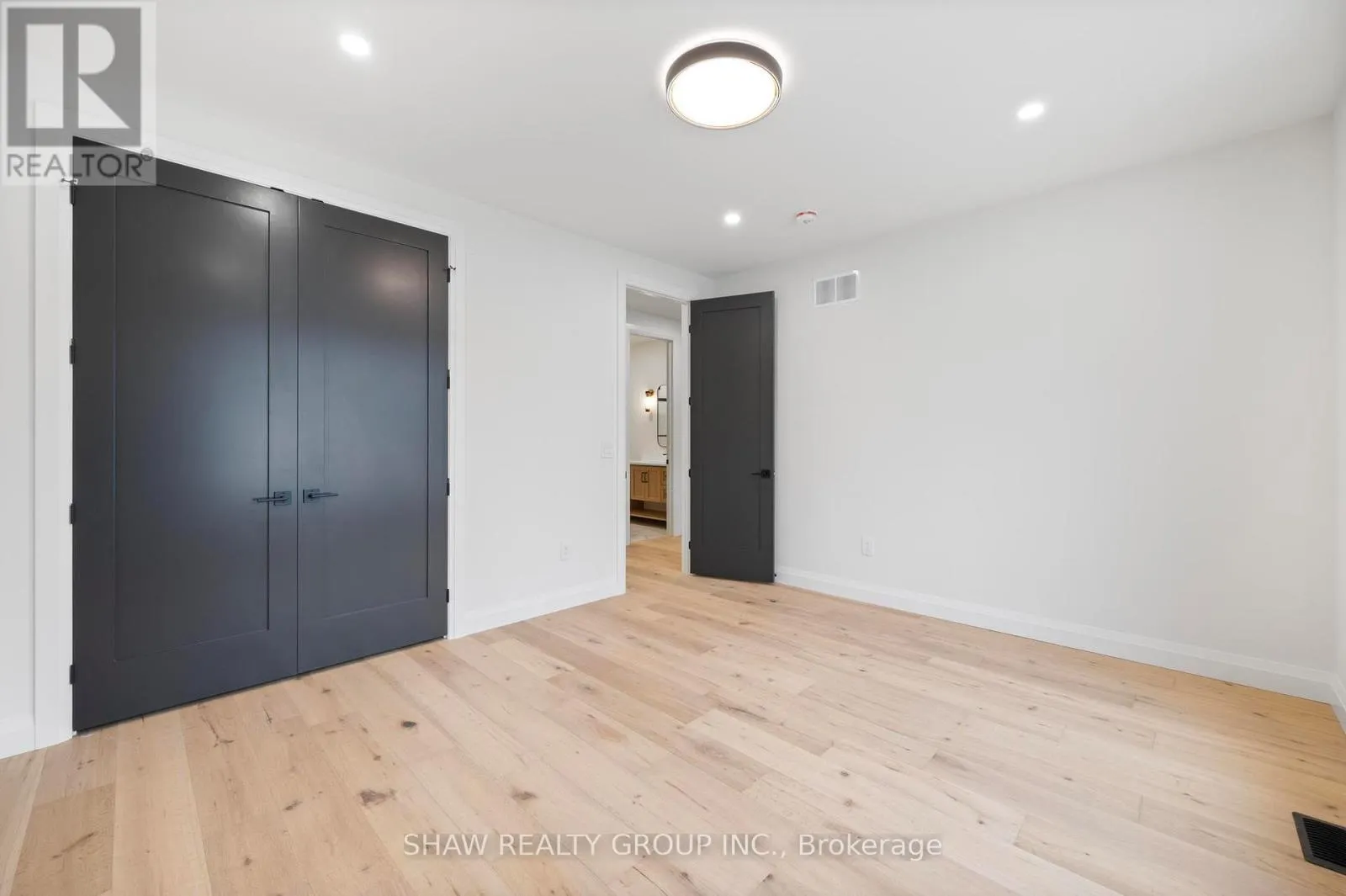 33 GLEN EAGLE COURT