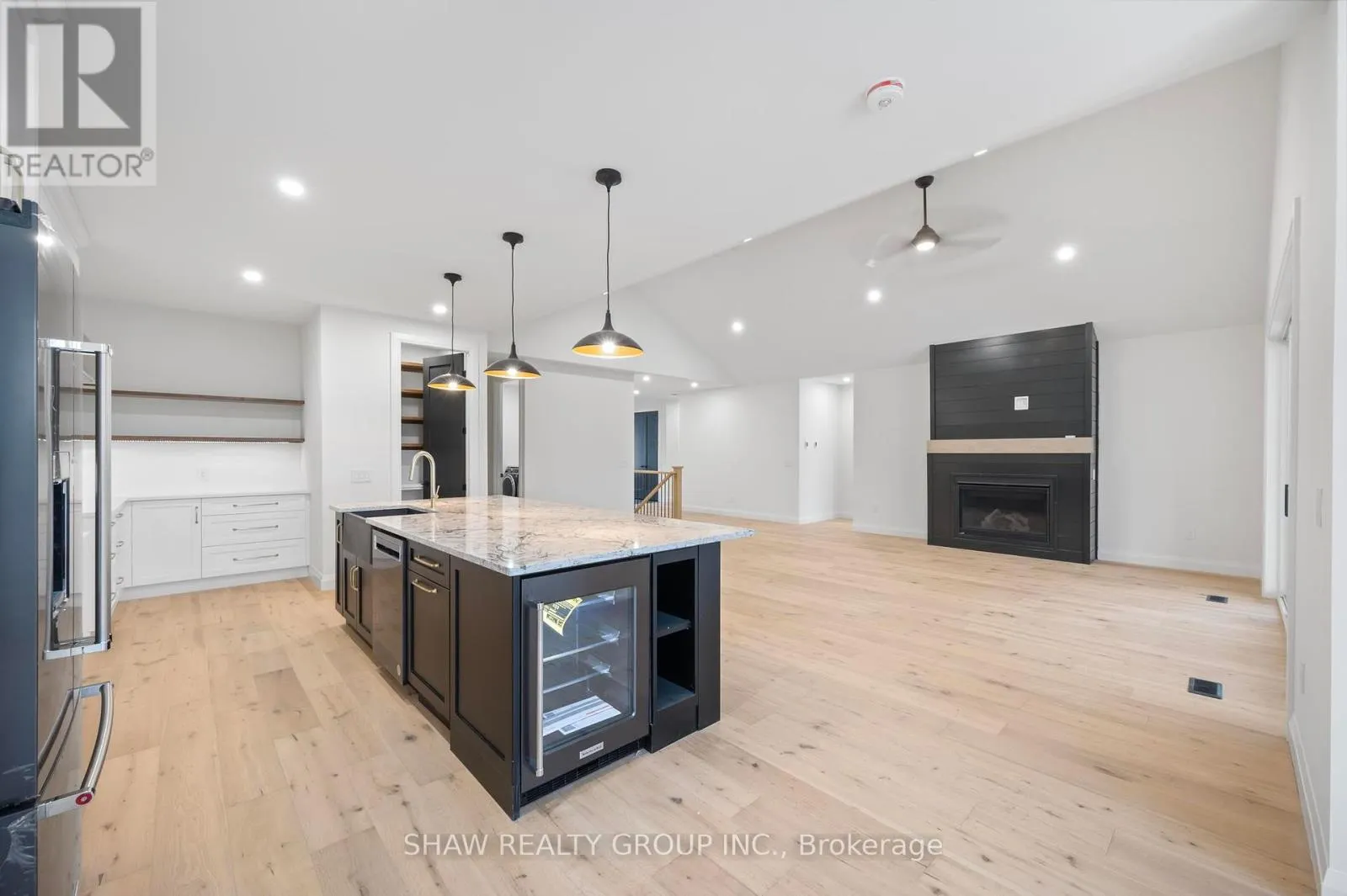 33 GLEN EAGLE COURT