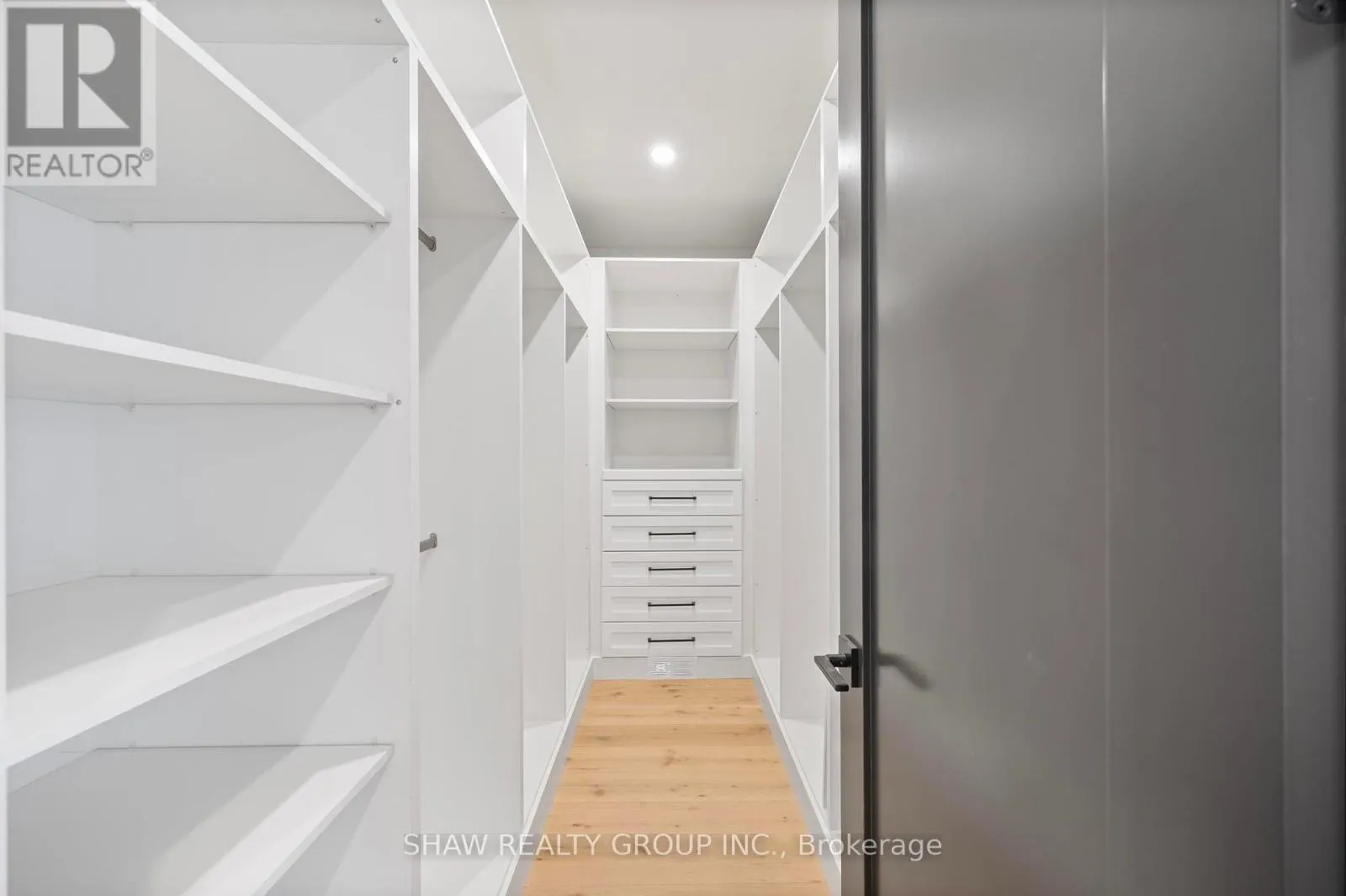 33 GLEN EAGLE COURT