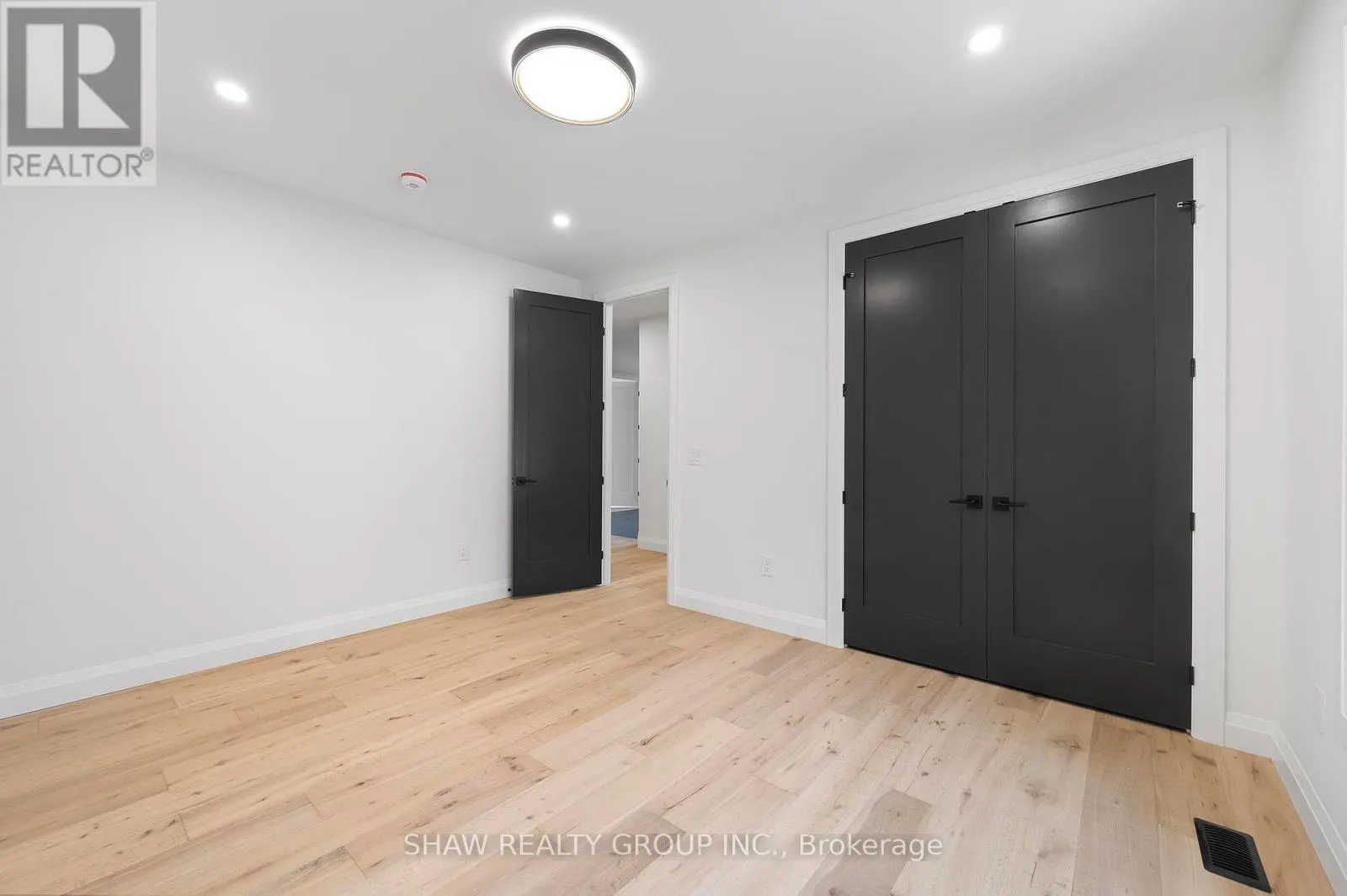 33 GLEN EAGLE COURT