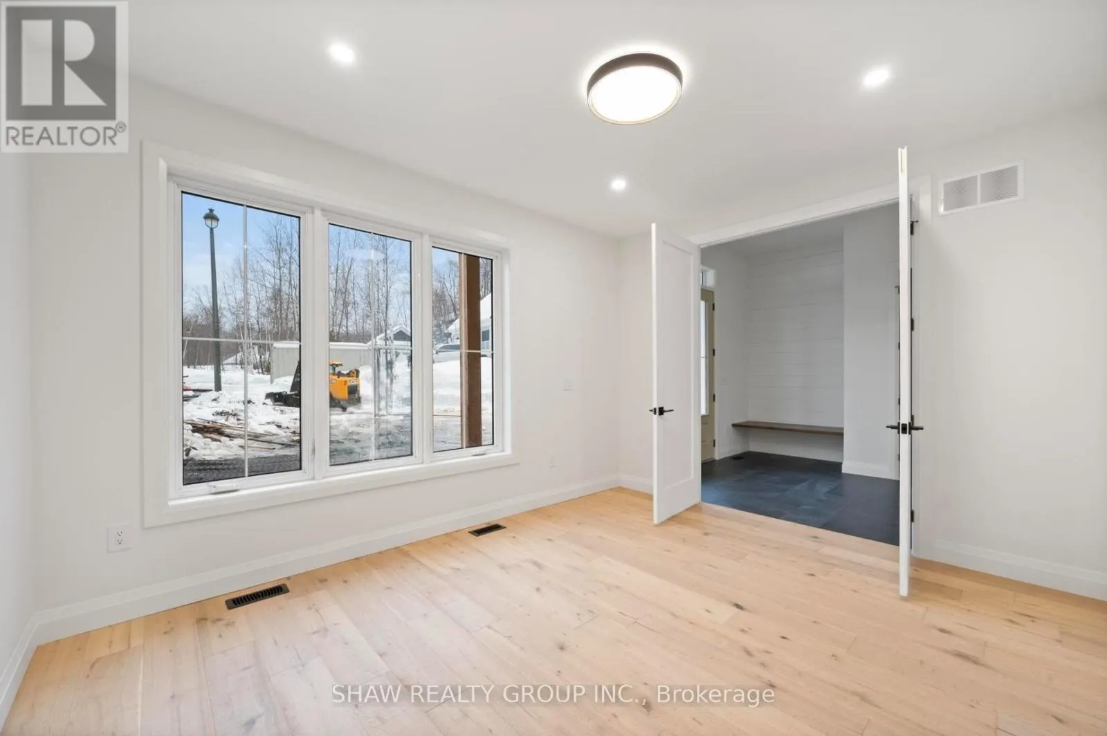 33 GLEN EAGLE COURT