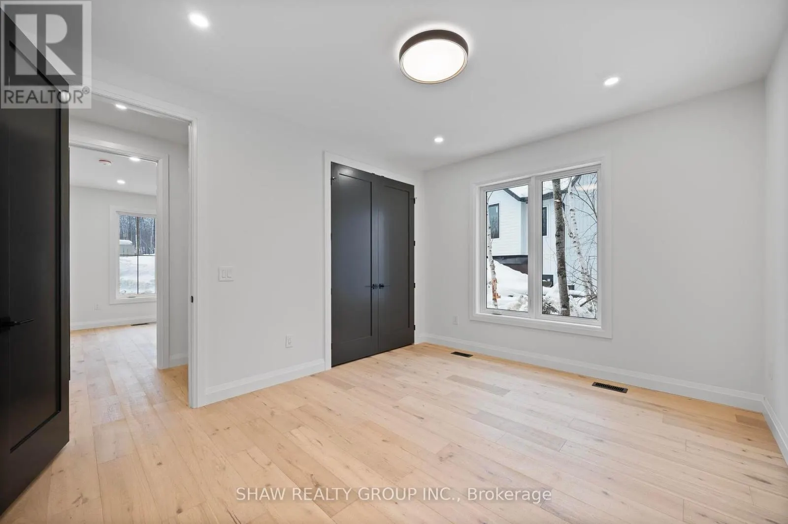 33 GLEN EAGLE COURT