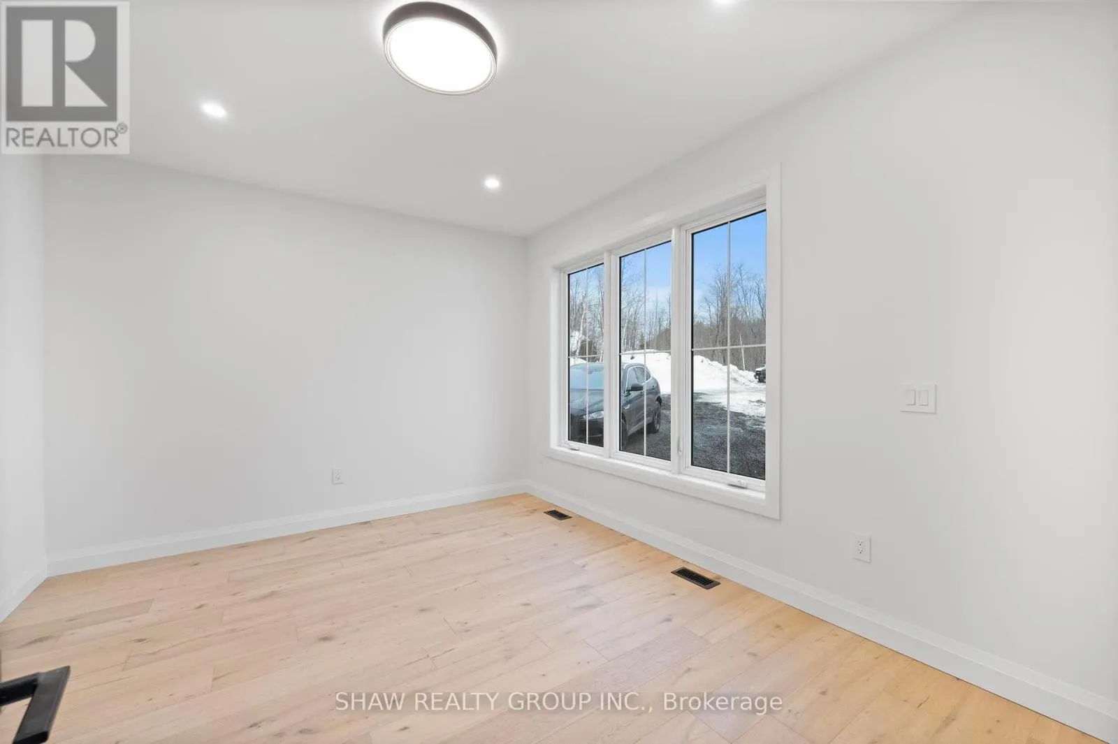 33 GLEN EAGLE COURT