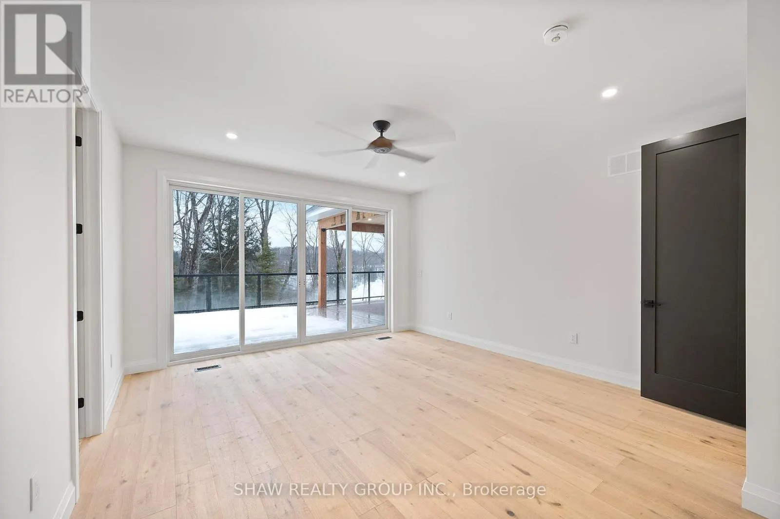 33 GLEN EAGLE COURT