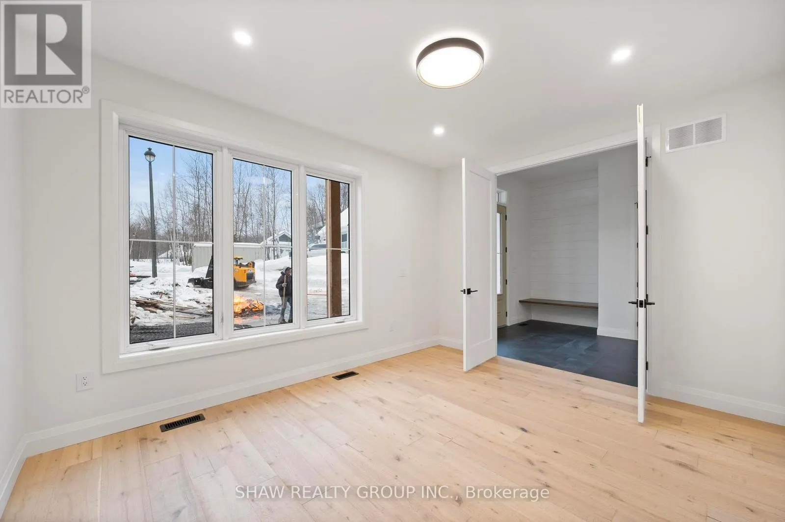 33 GLEN EAGLE COURT