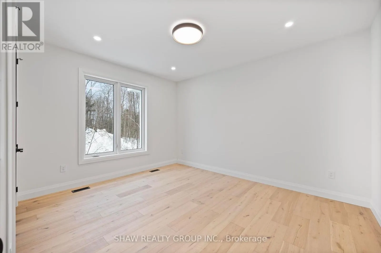 33 GLEN EAGLE COURT
