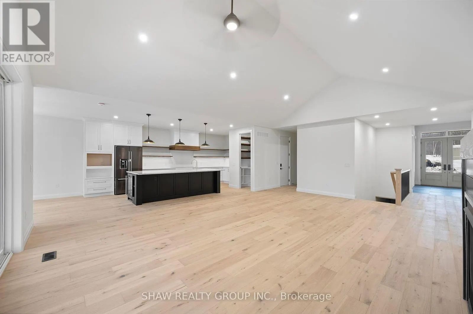 33 GLEN EAGLE COURT