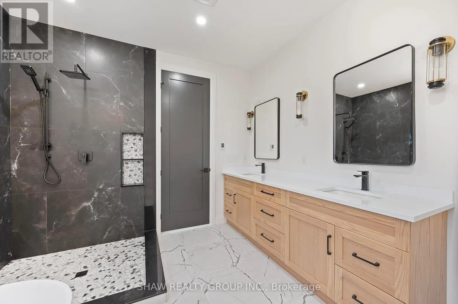 33 GLEN EAGLE COURT