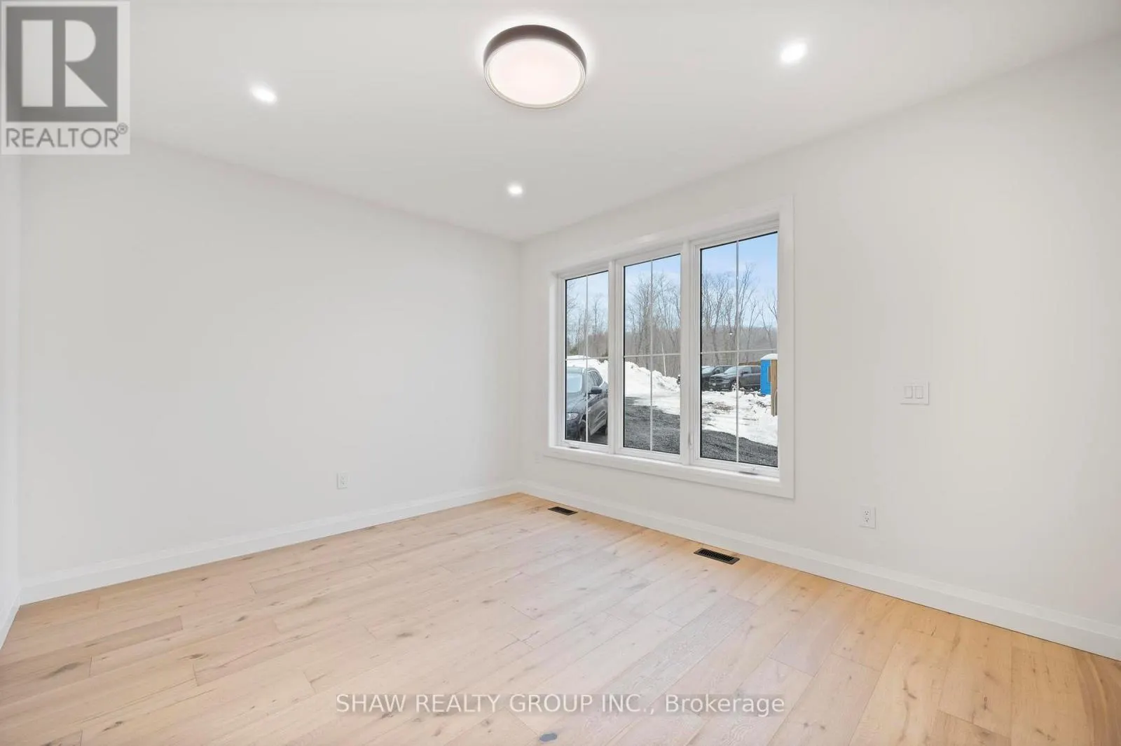 33 GLEN EAGLE COURT