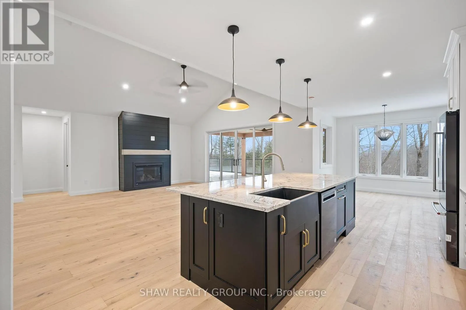 33 GLEN EAGLE COURT