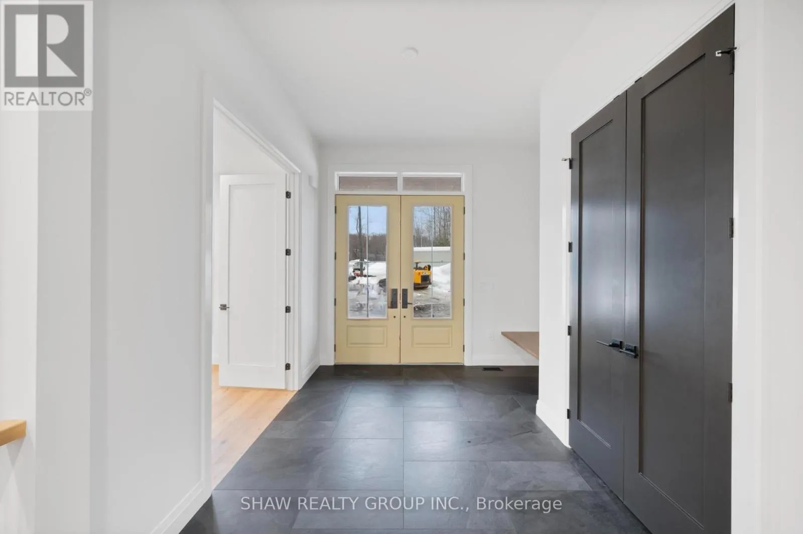 33 GLEN EAGLE COURT