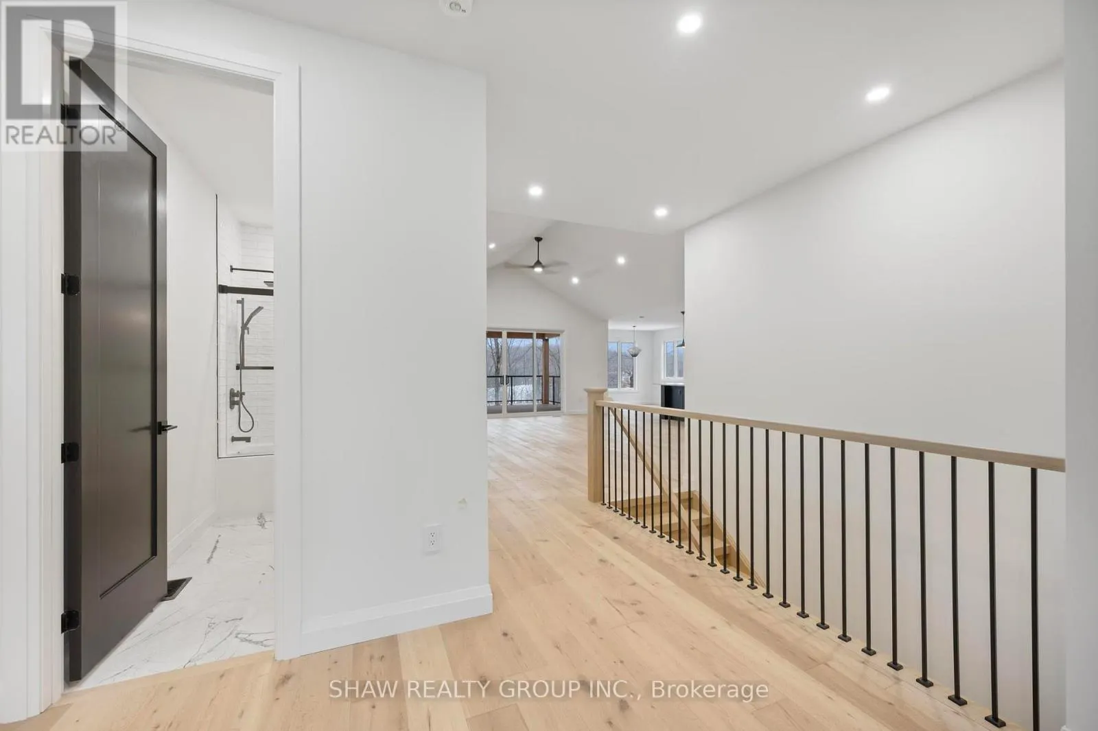 33 GLEN EAGLE COURT