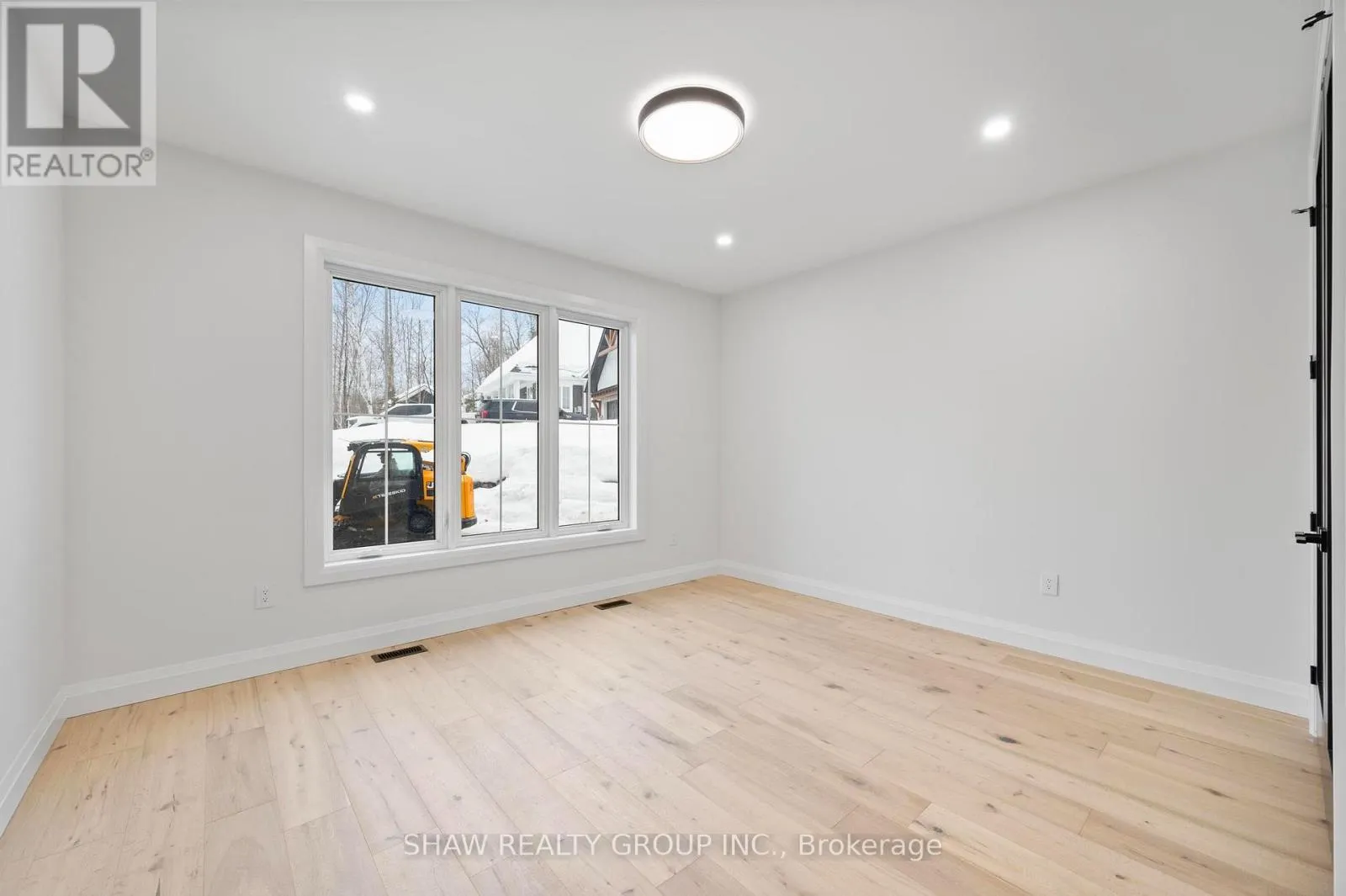 33 GLEN EAGLE COURT
