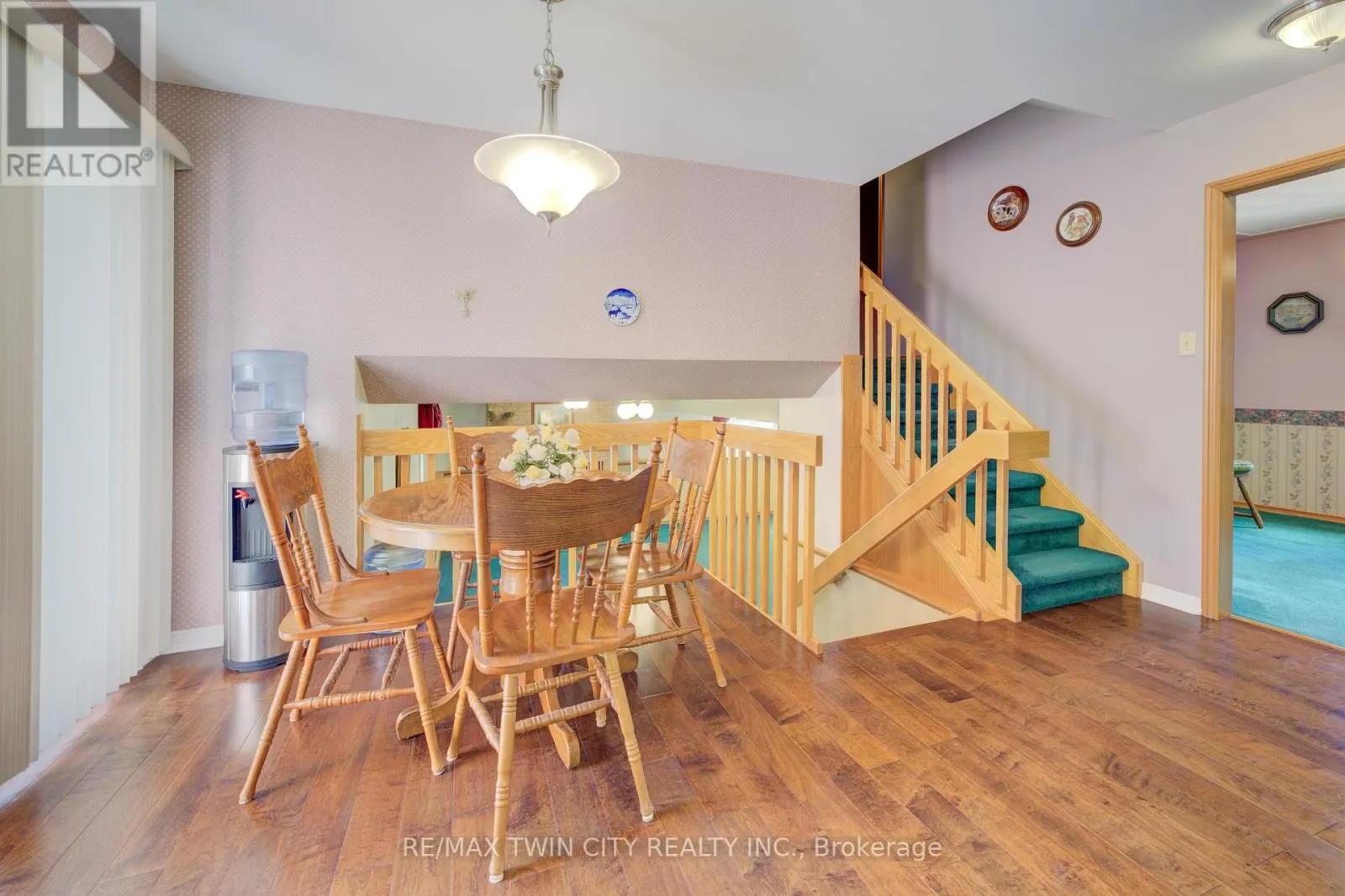 489 NORTHLAKE DRIVE
