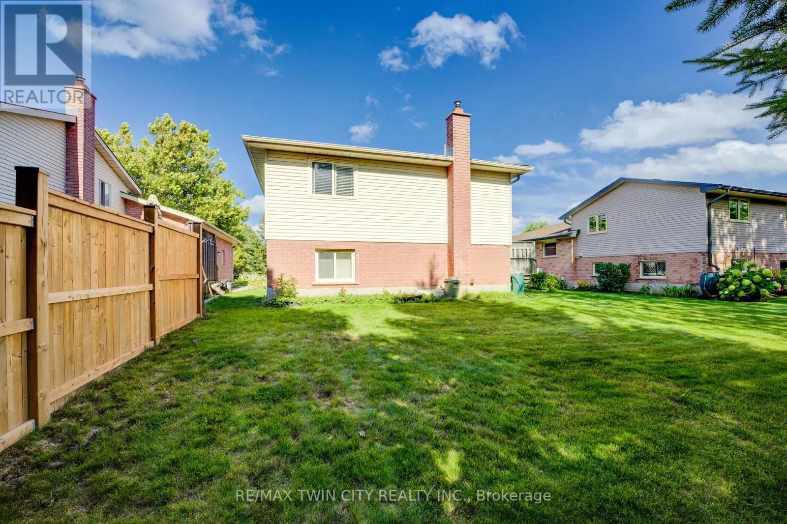 489 NORTHLAKE DRIVE