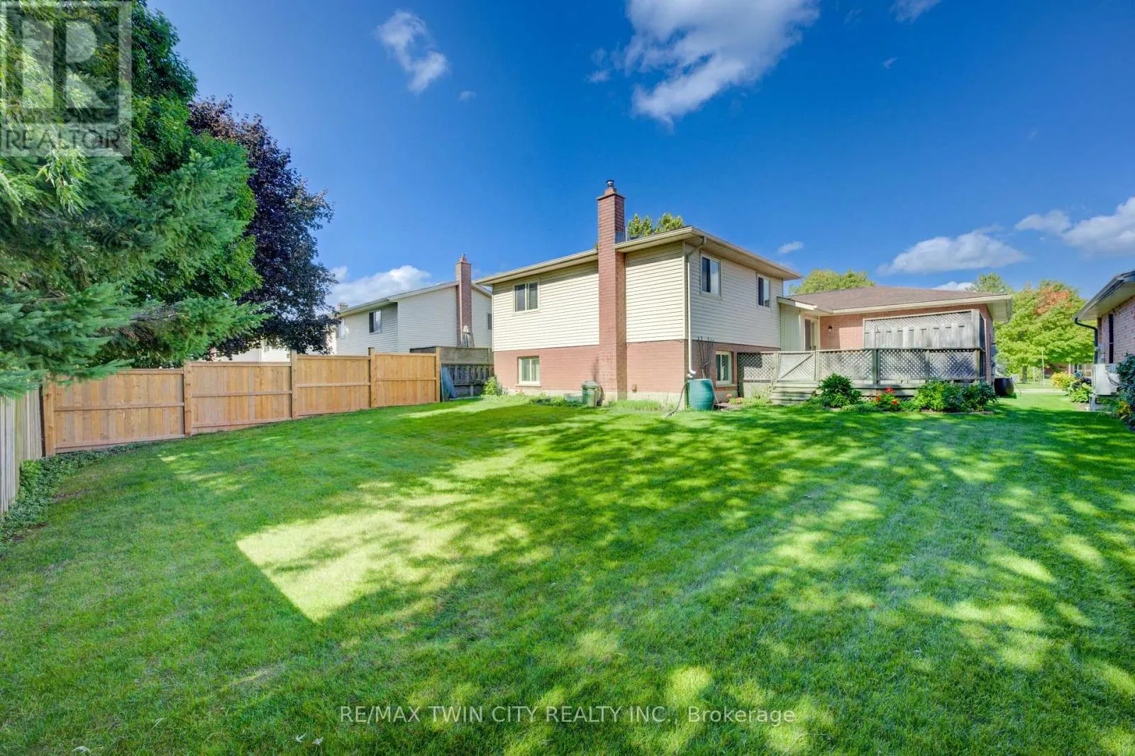 489 NORTHLAKE DRIVE