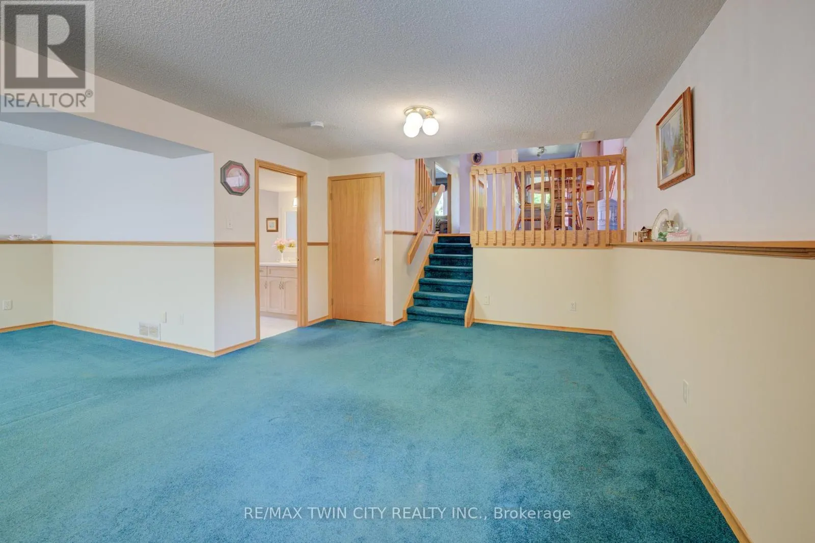 489 NORTHLAKE DRIVE